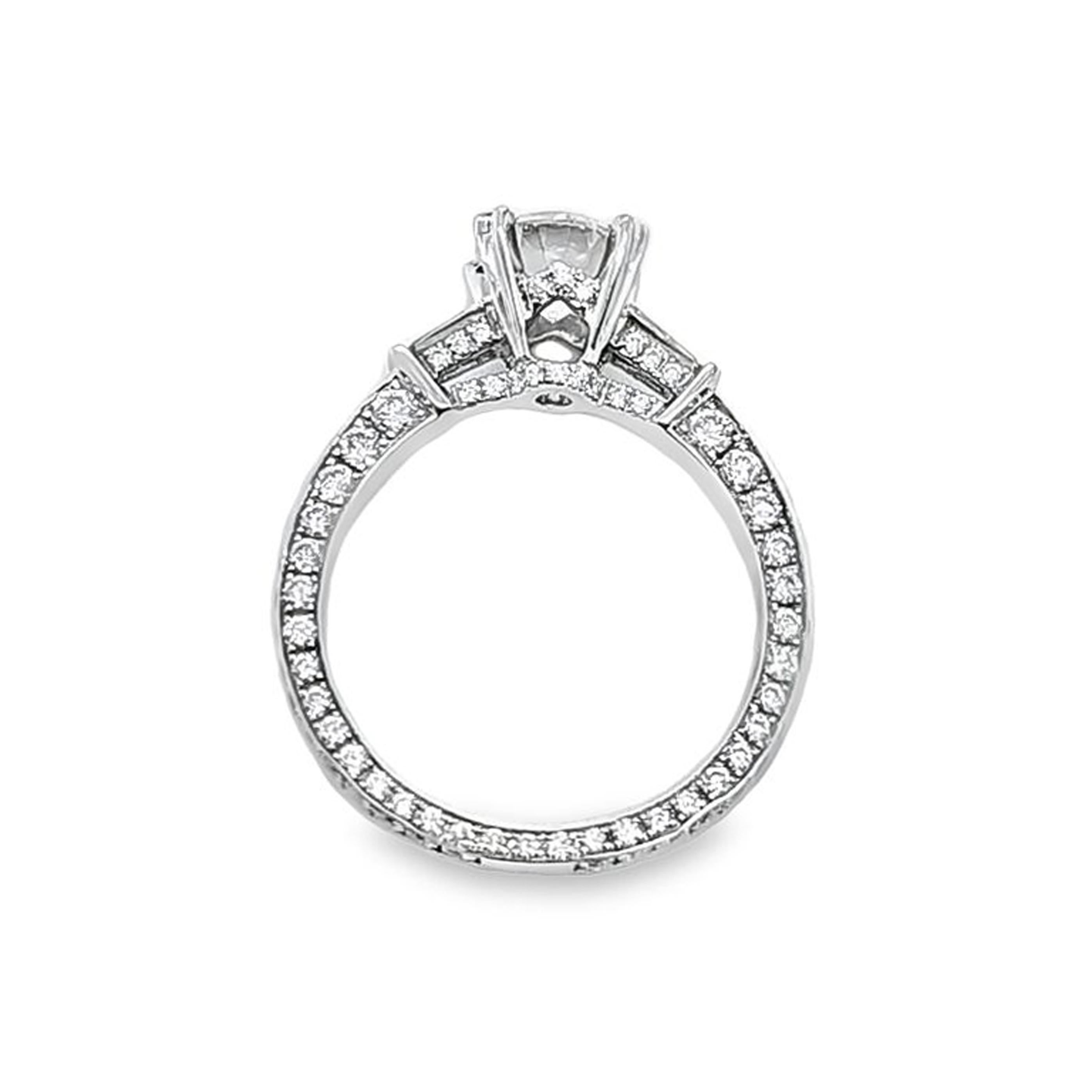 Bague en or blanc 18 carats ornée d'un diamant rond de 1,05 carat en forme de cœur serti clos, de couleur H et de pureté VS1, avec d'excellentes proportions. La bague à trois côtés contient également 136 autres diamants ronds de taille brillante
