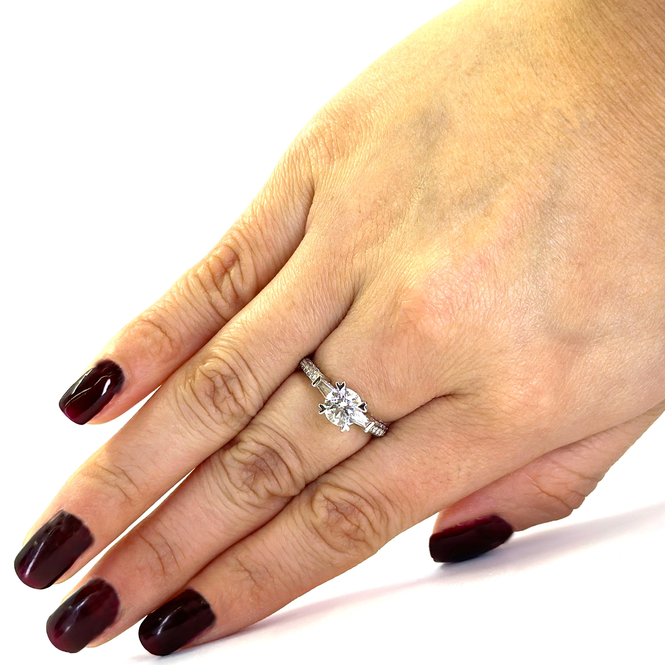 Bague de fiançailles en diamant rond naturel certifié HRD de 1,05 carat en vente 1