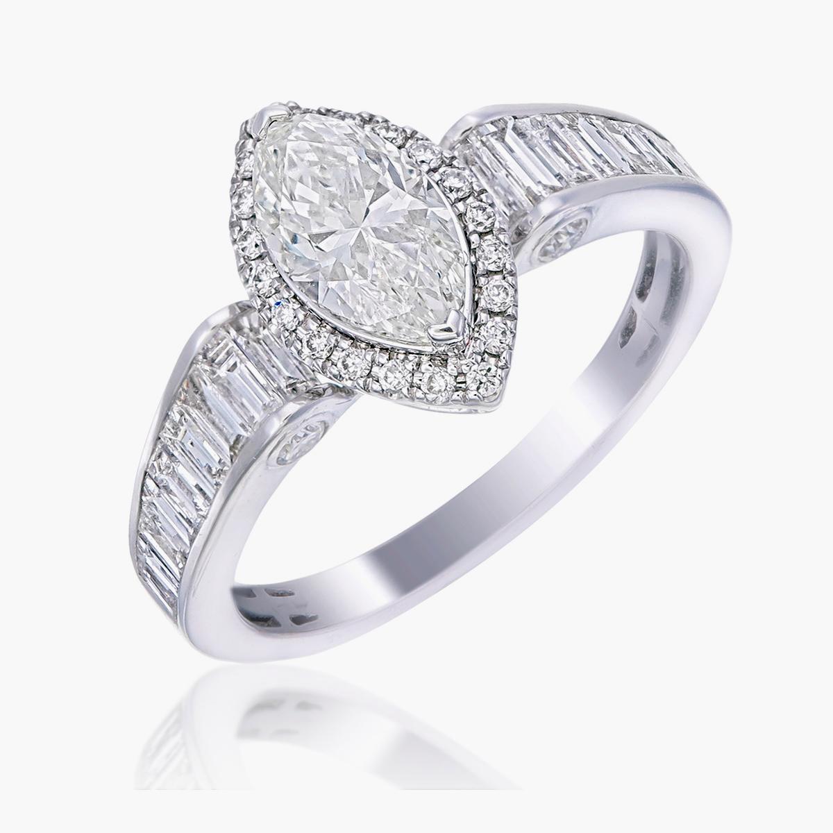 Dieser Ring enthält einen 1,09-Karat-Diamanten im Marquiseschliff mit HRD-Zertifikat und tadelloser IF-Reinheit (Zertifikatsnummer HRD-13009507012). Der Mittelstein ist von 0,67 Karat Diamantbaguetten und 0,25 Karat Diamanten im Rundschliff umgeben,