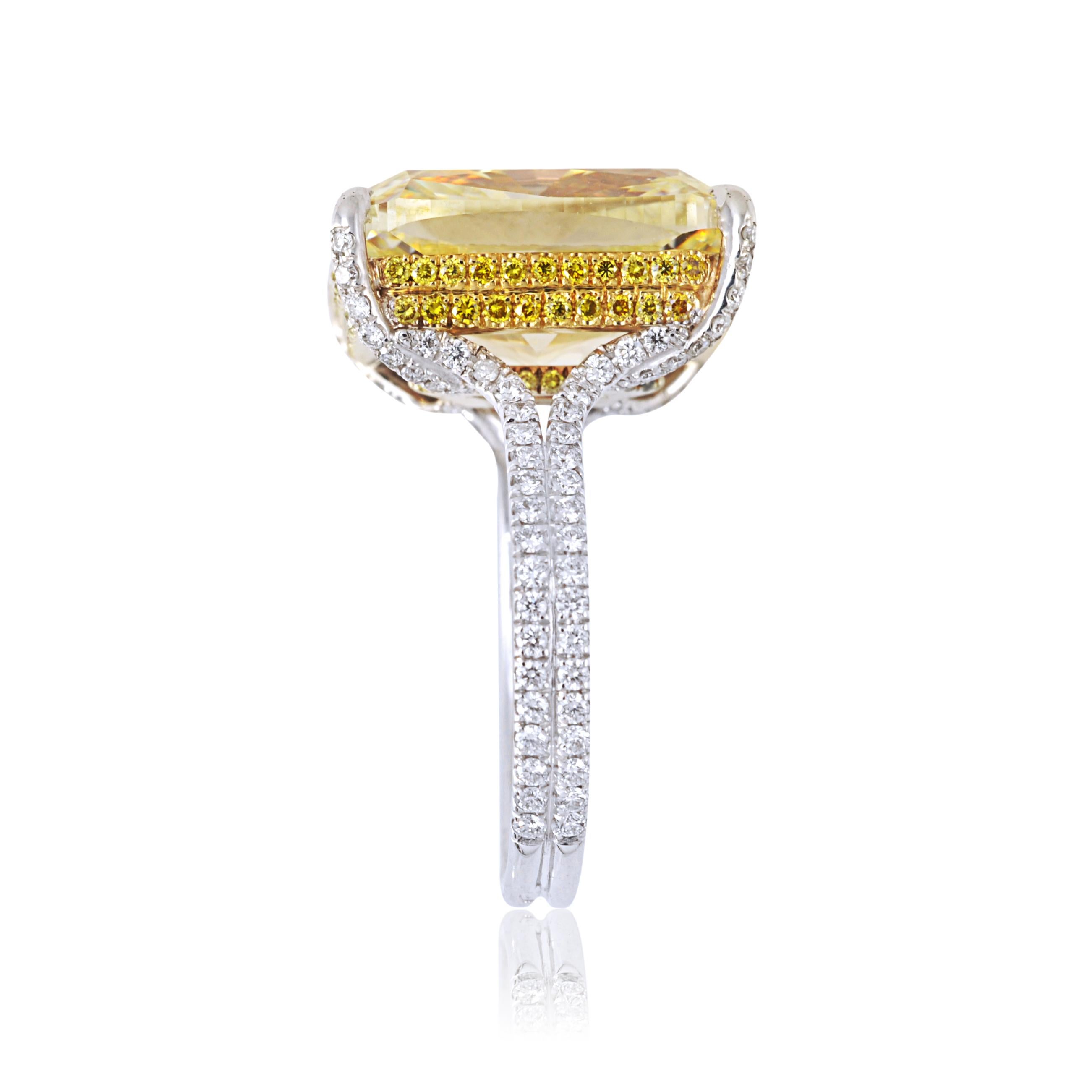 HRD Certified 11.07 Carat Fancy Yellow Cushion Diamond Ring In New Condition For Sale In Valenza, IT