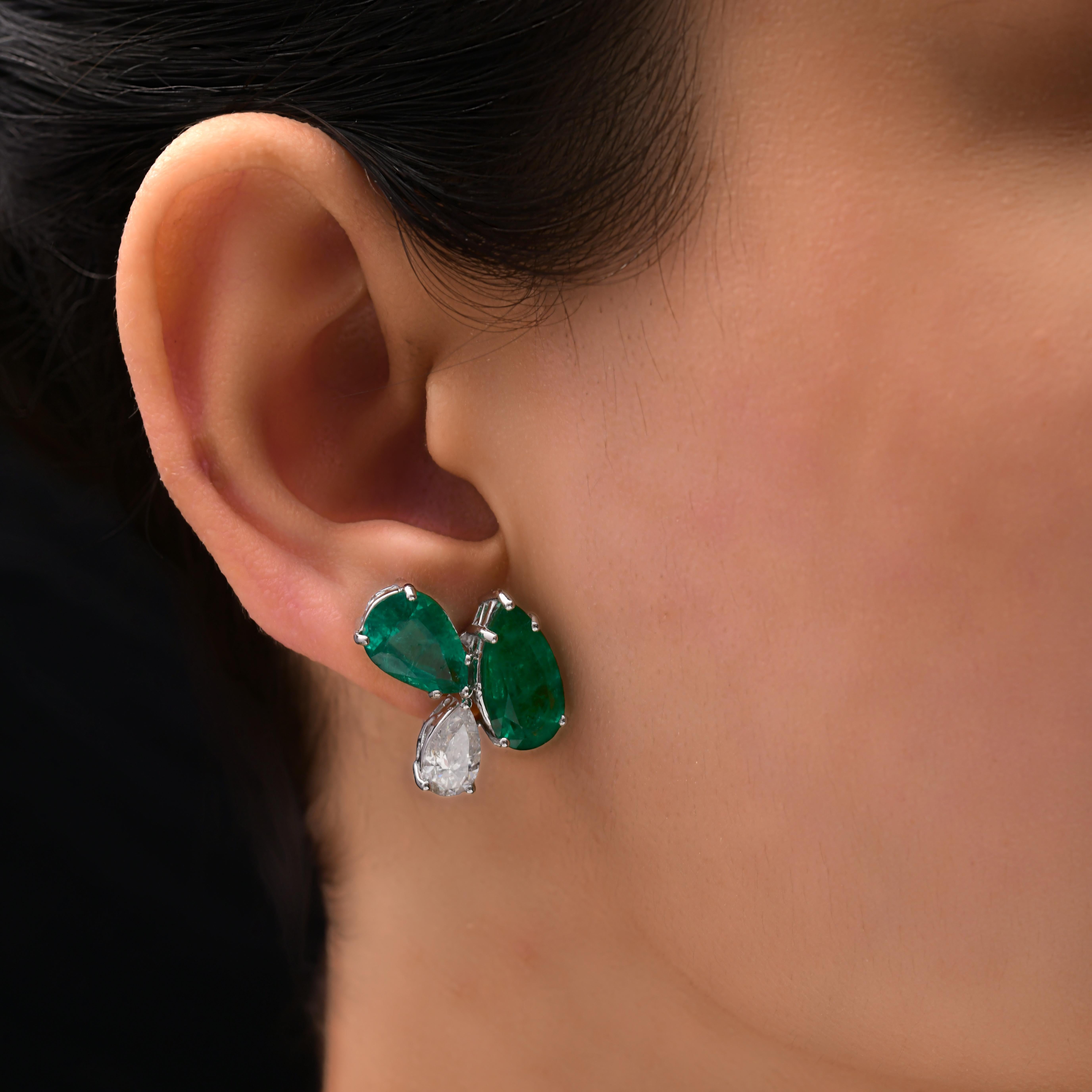 Coulées dans de l'or 14 carats, ces boucles d'oreilles exquises sont serties d'une émeraude zambienne de 11,12 carats et de 2 carats de diamants étincelants.

Suivez la vitrine de Spectrum Jewels pour découvrir la dernière collection et les pièces