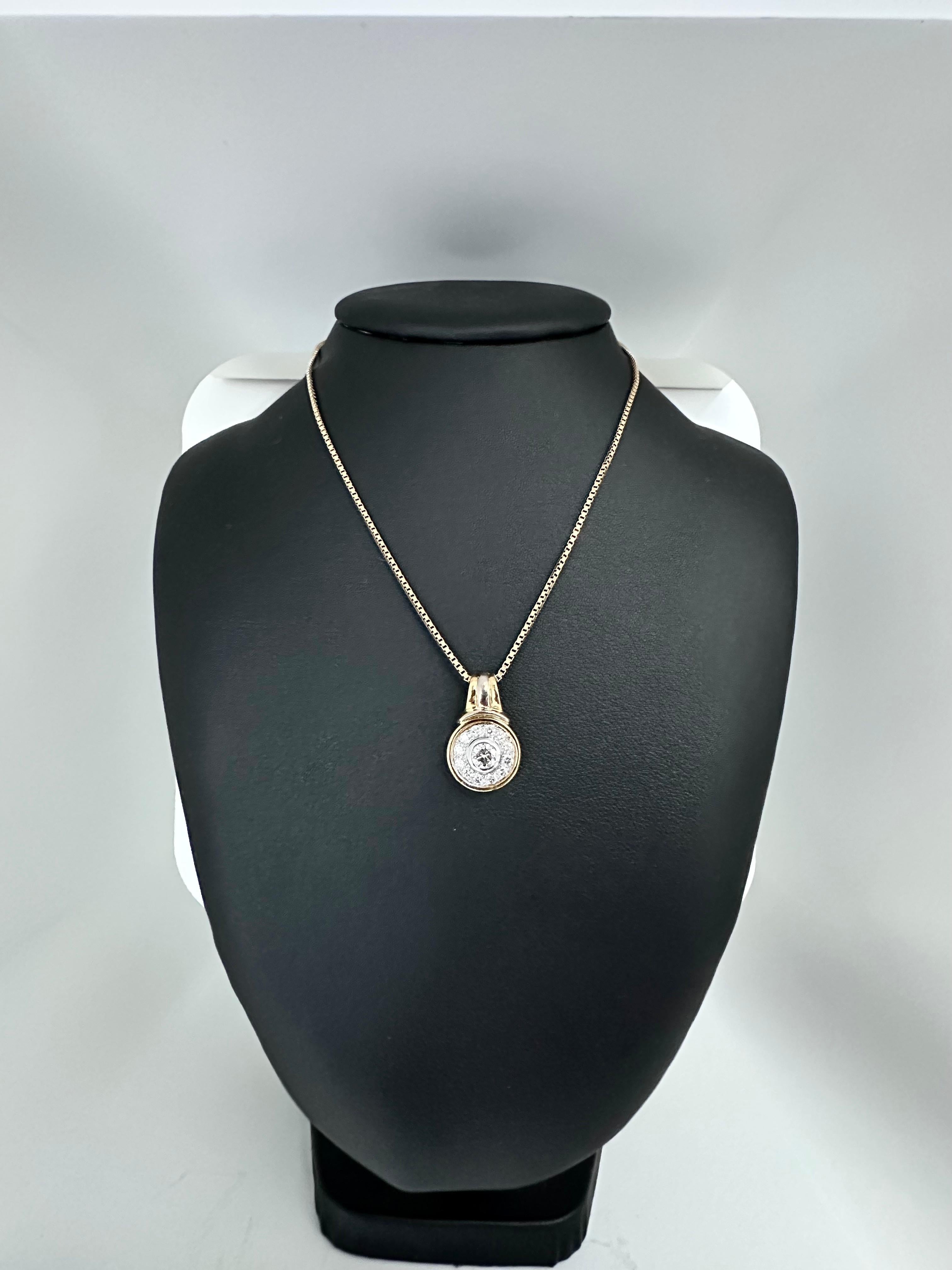 Questo ciondolo francese vintage in oro giallo e bianco 18kt è un gioiello straordinario. È realizzato in oro giallo 18 carati, noto per il suo colore ricco e caldo. Il ciondolo ha una forma rotonda che aggiunge un tocco classico al suo aspetto