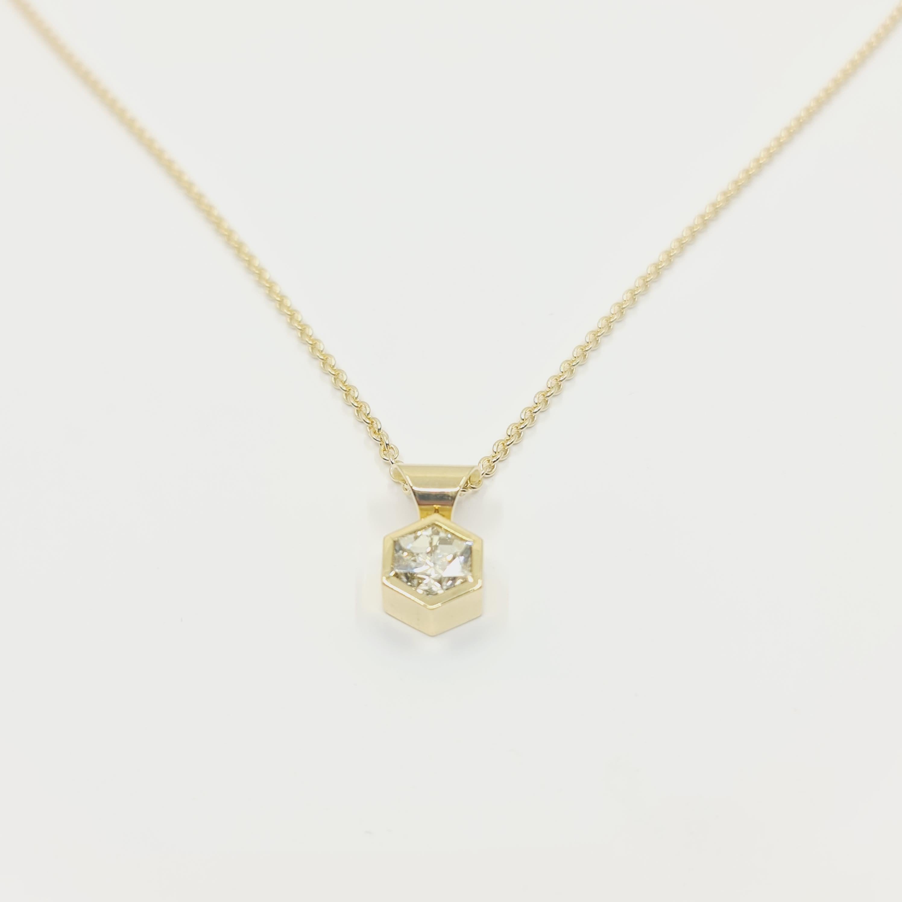 HRD Certified 2.00 Ct. Diamond Necklace 750 Gold with Rare Hexagon Cut Diamond For Sale 5