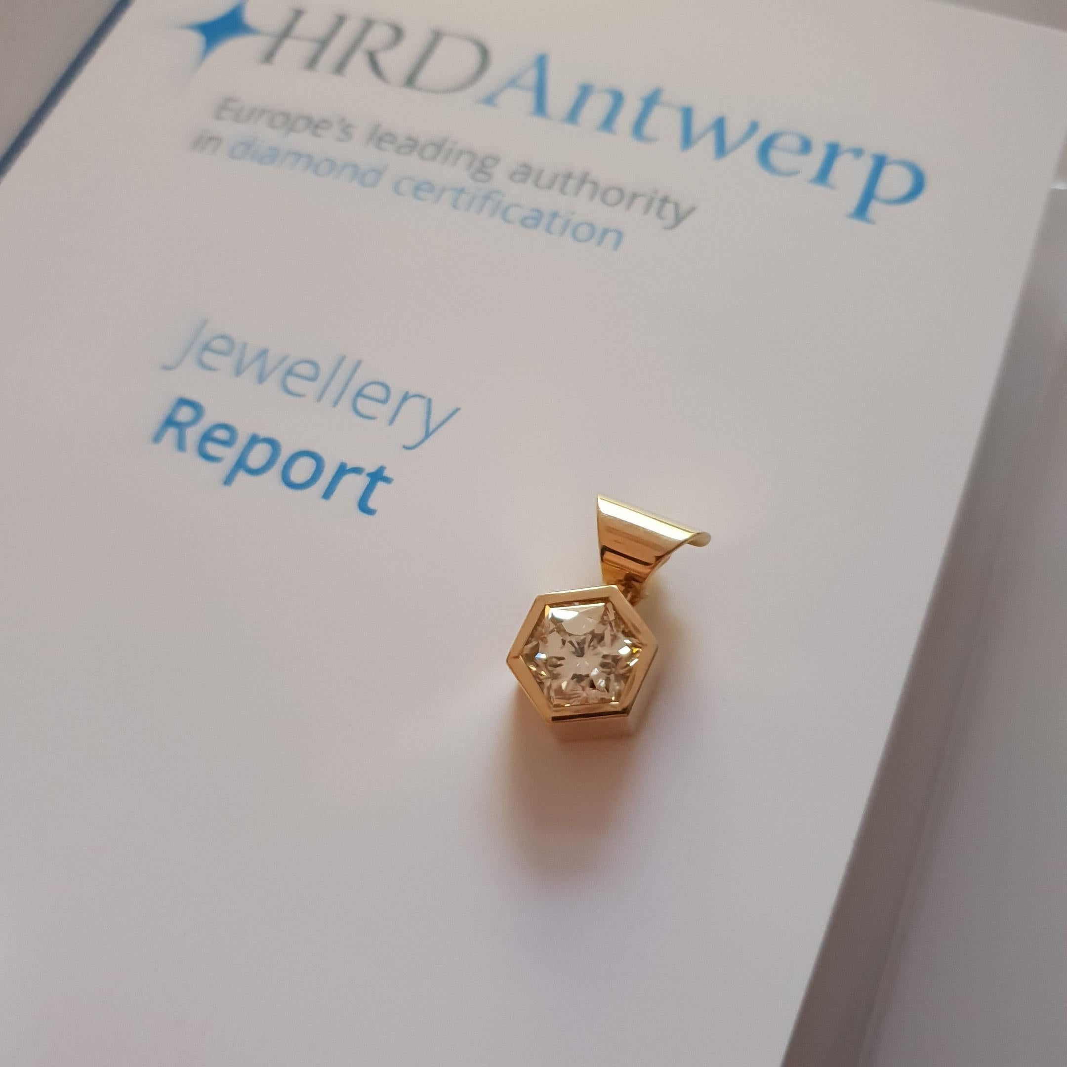 Certifié HRD 2.00 Ct. Collier en or 750 avec diamants taille hexagonale rare en vente 8
