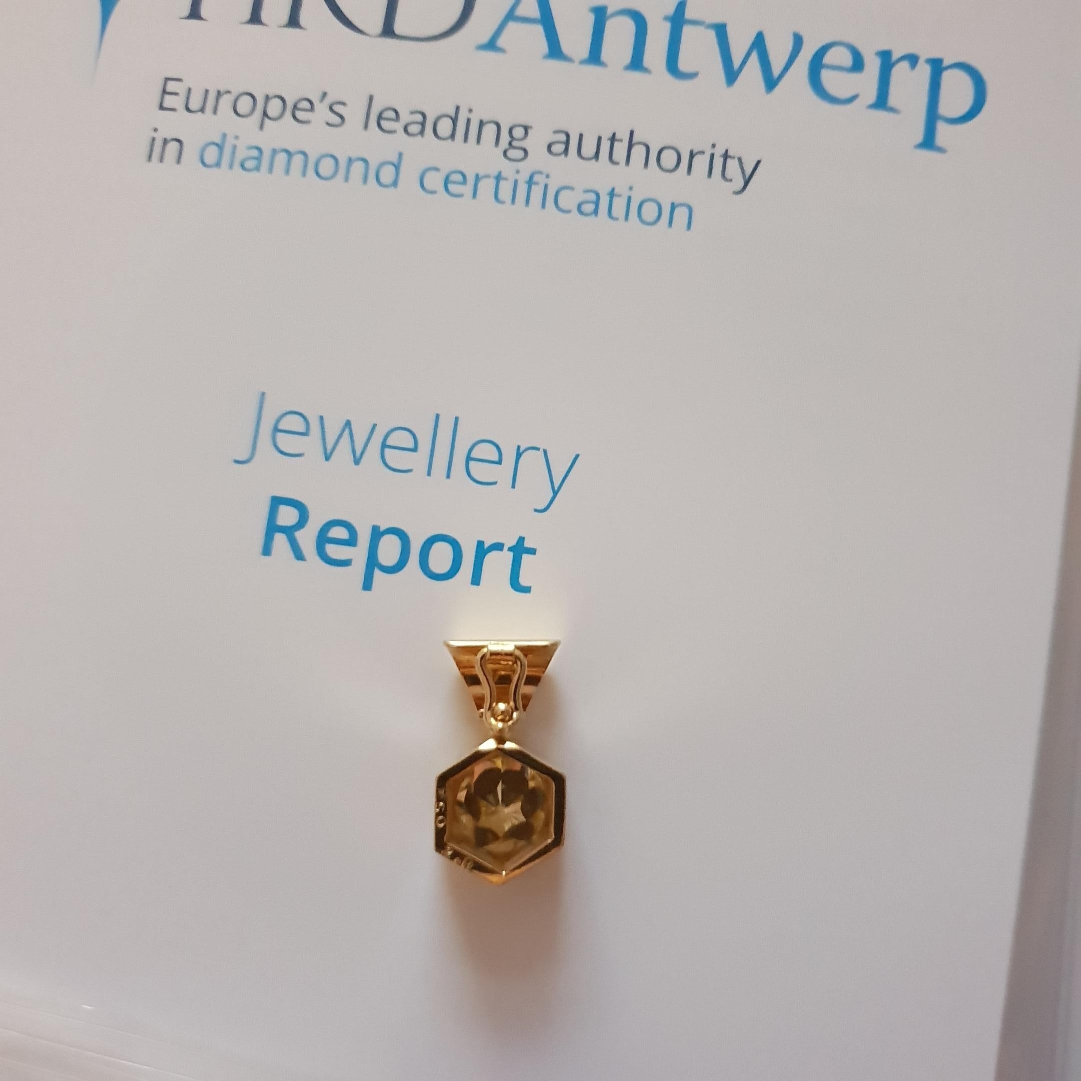 Certifié HRD 2.00 Ct. Collier en or 750 avec diamants taille hexagonale rare en vente 9