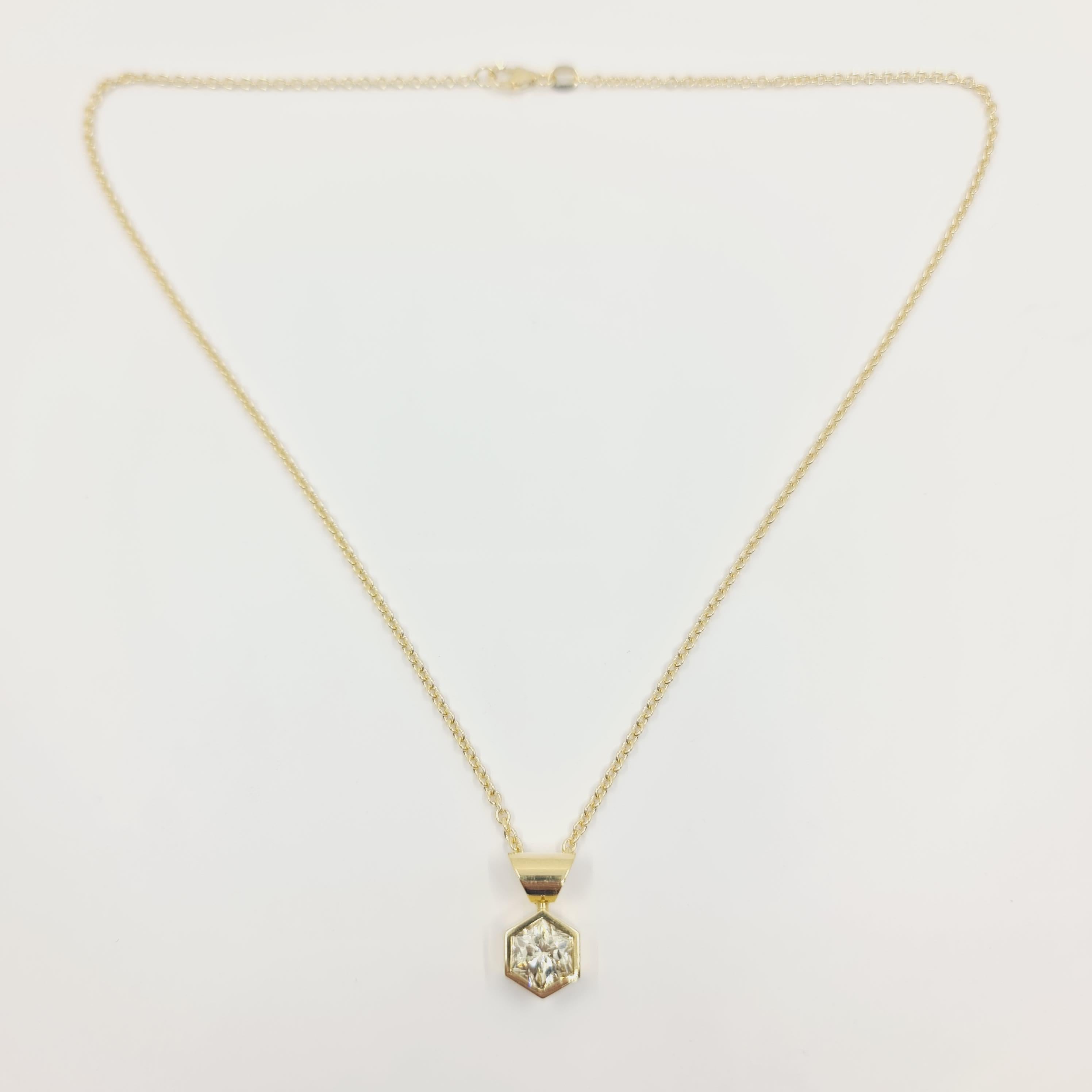 Modern HRD Certified 2.00 Ct. Diamond Necklace 750 Gold with Rare Hexagon Cut Diamond For Sale