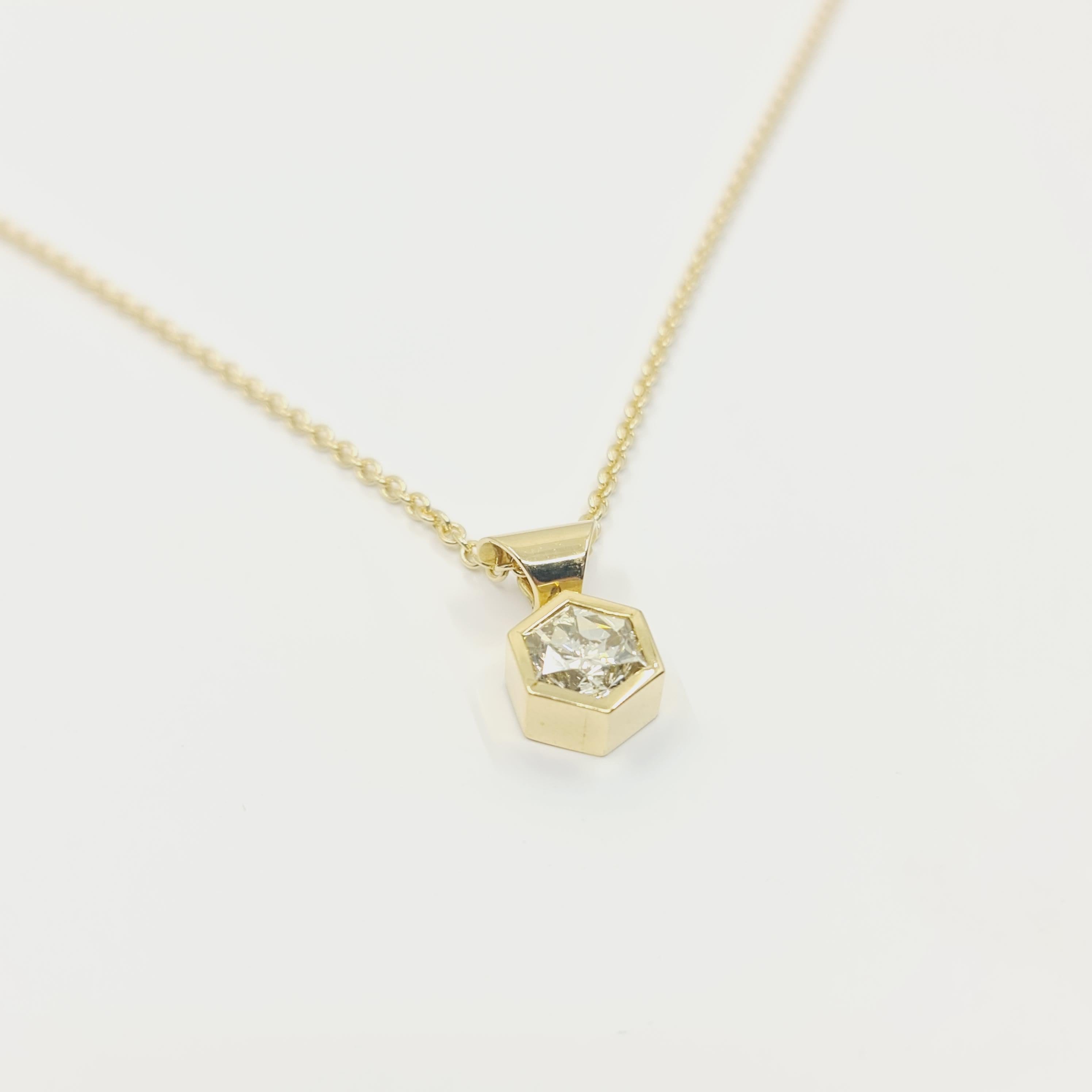 Women's HRD Certified 2.00 Ct. Diamond Necklace 750 Gold with Rare Hexagon Cut Diamond For Sale