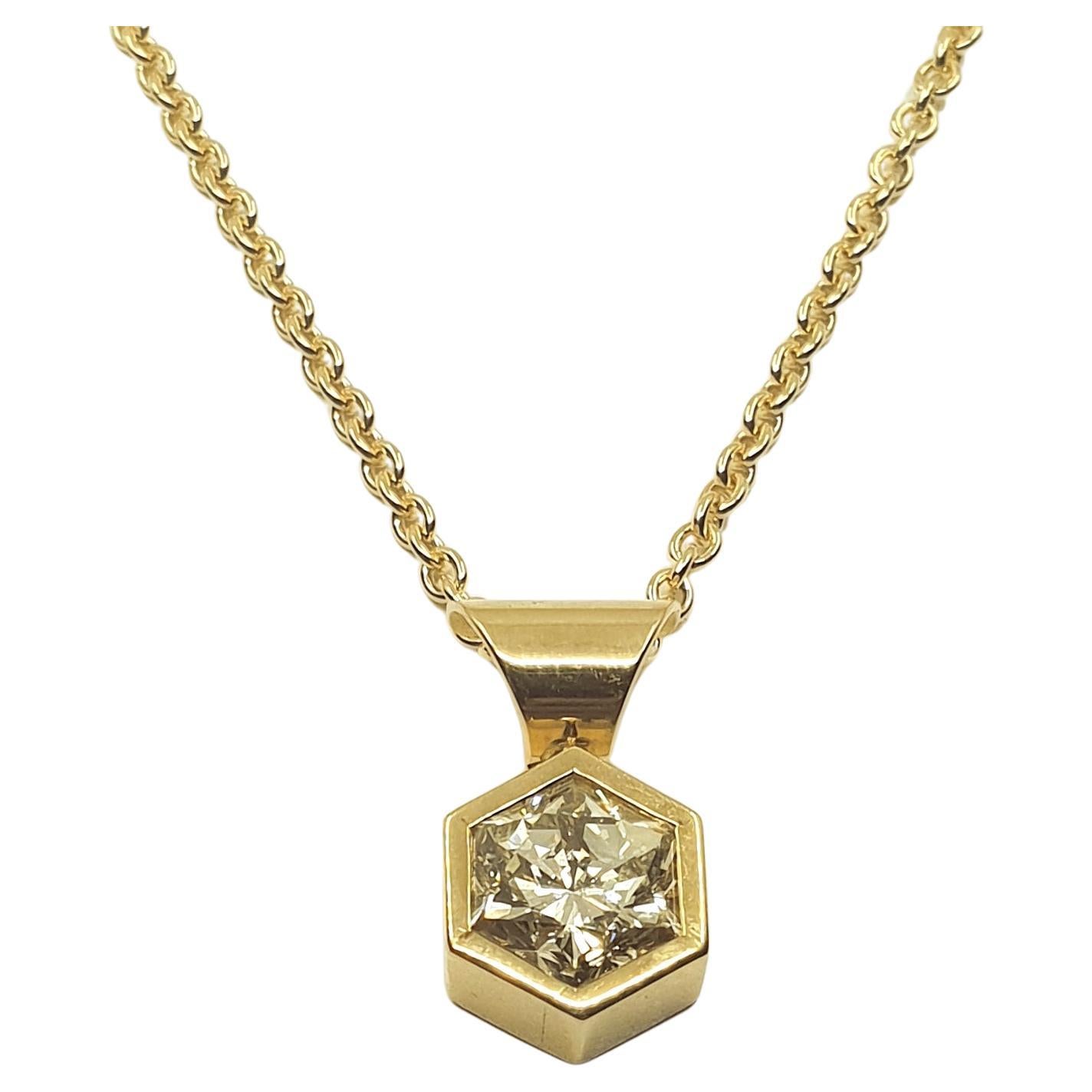 HRD Certified 2.00 Ct. Diamond Necklace 750 Gold with Rare Hexagon Cut Diamond For Sale