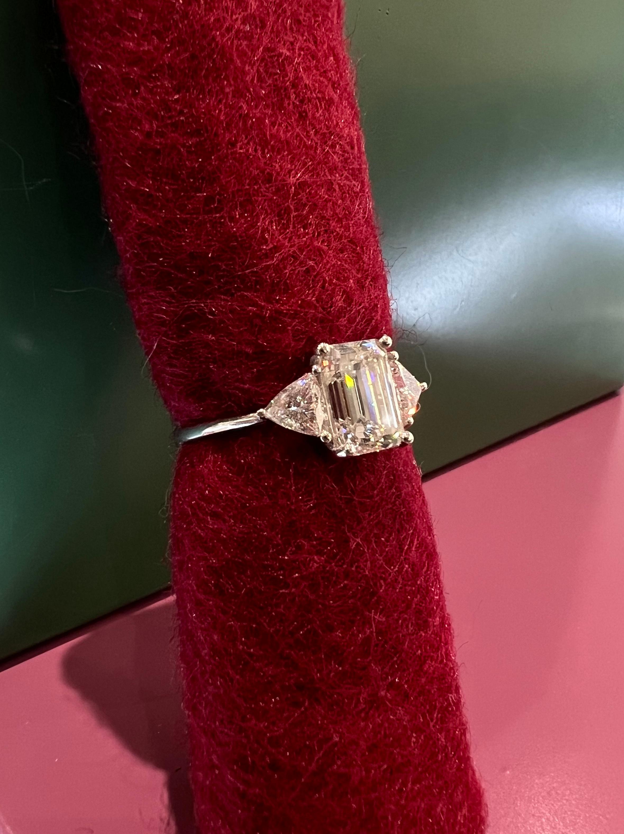 Bague avec diamant émeraude certifiée HRD de 2,13 carats en vente 2