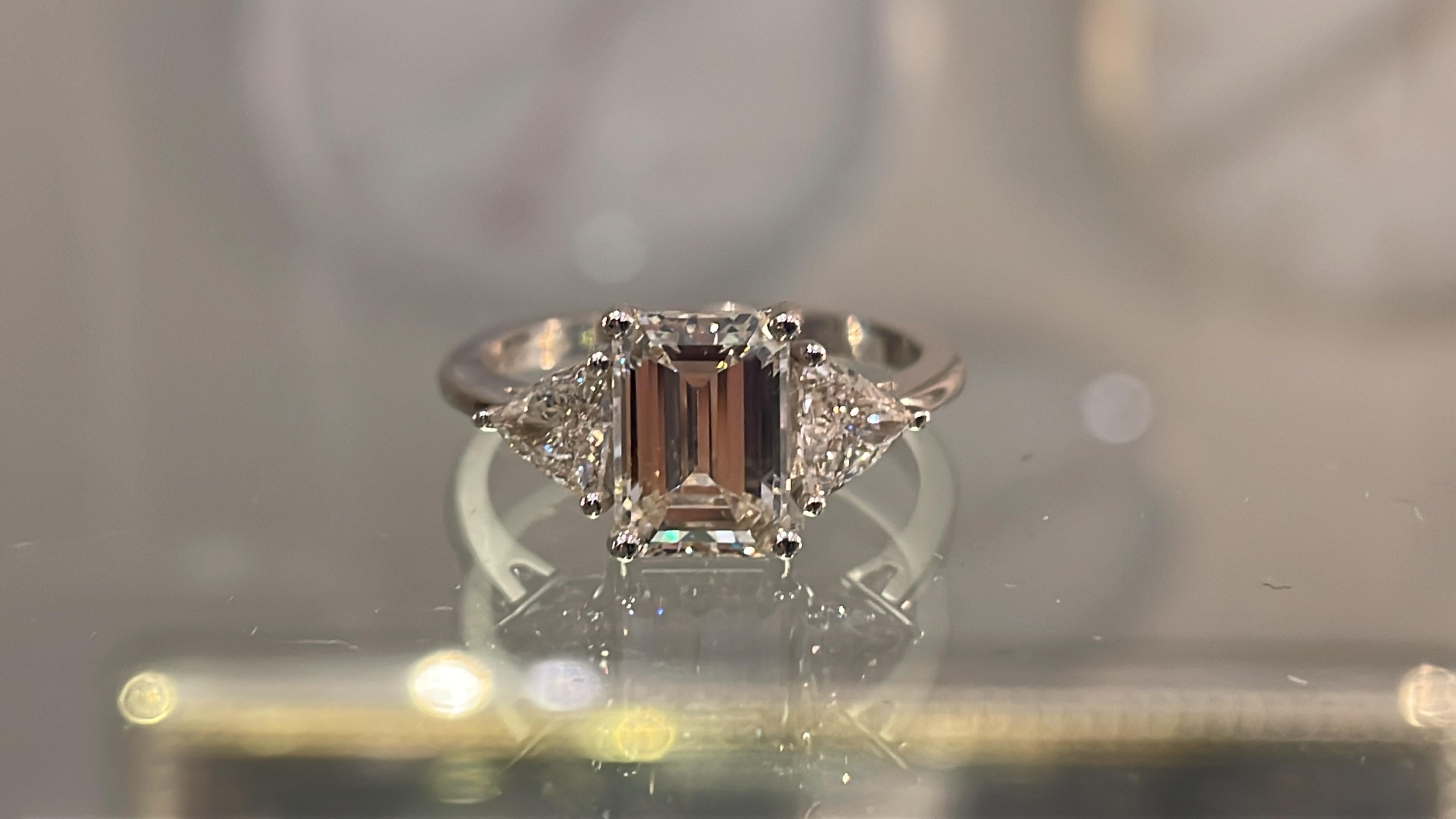 Taille émeraude Bague avec diamant émeraude certifiée HRD de 2,13 carats en vente