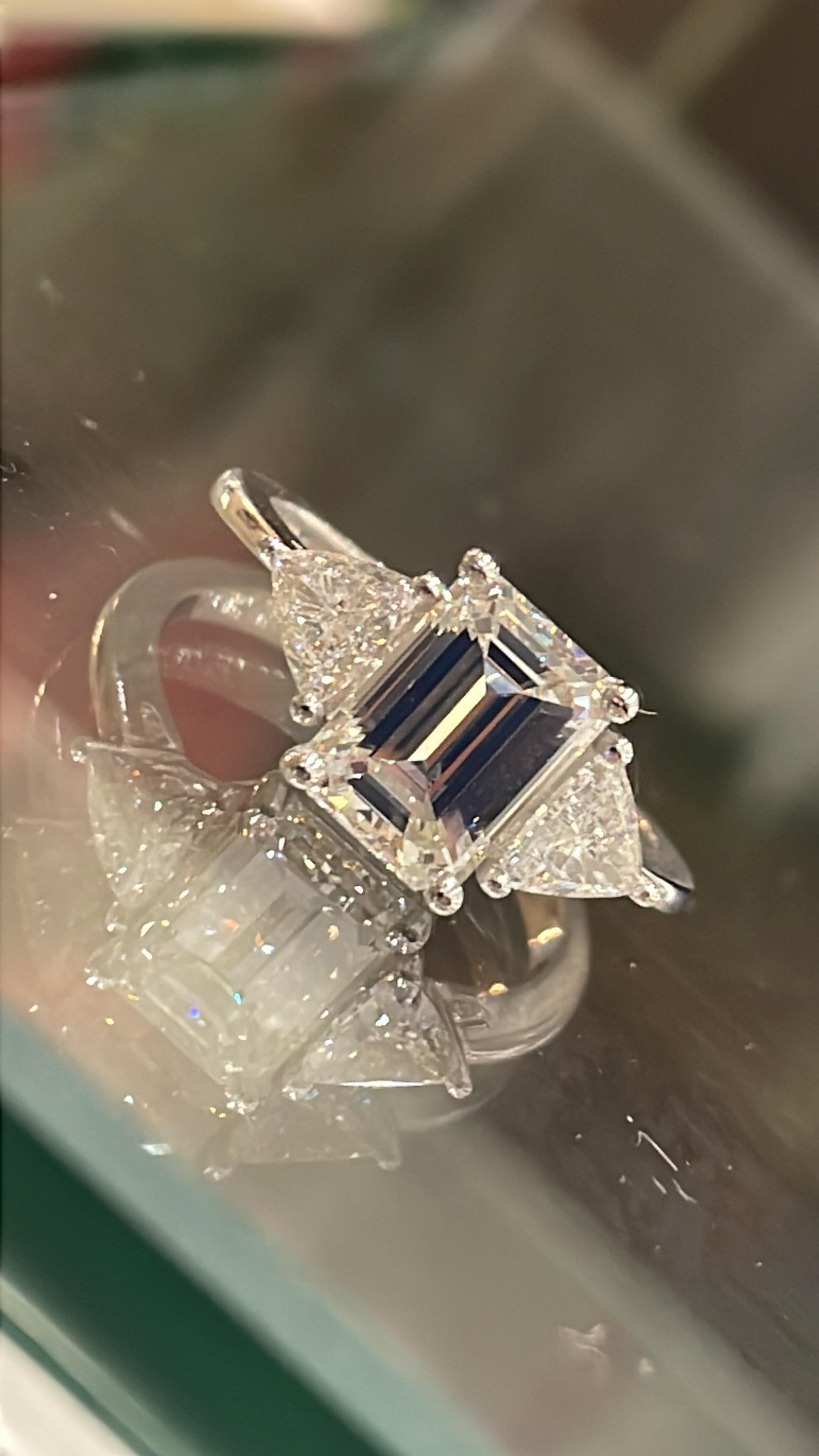 HRD Certified 2.13 Carat Emerald Diamond Ring In New Condition For Sale In Heerlen, NL