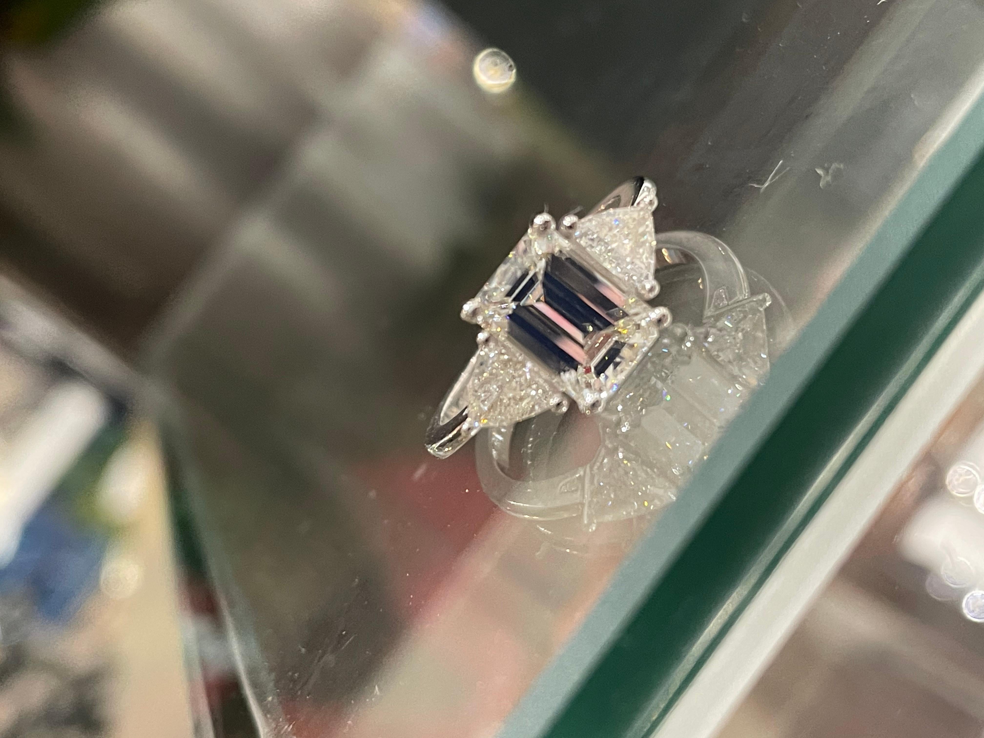 Bague avec diamant émeraude certifiée HRD de 2,13 carats Unisexe en vente