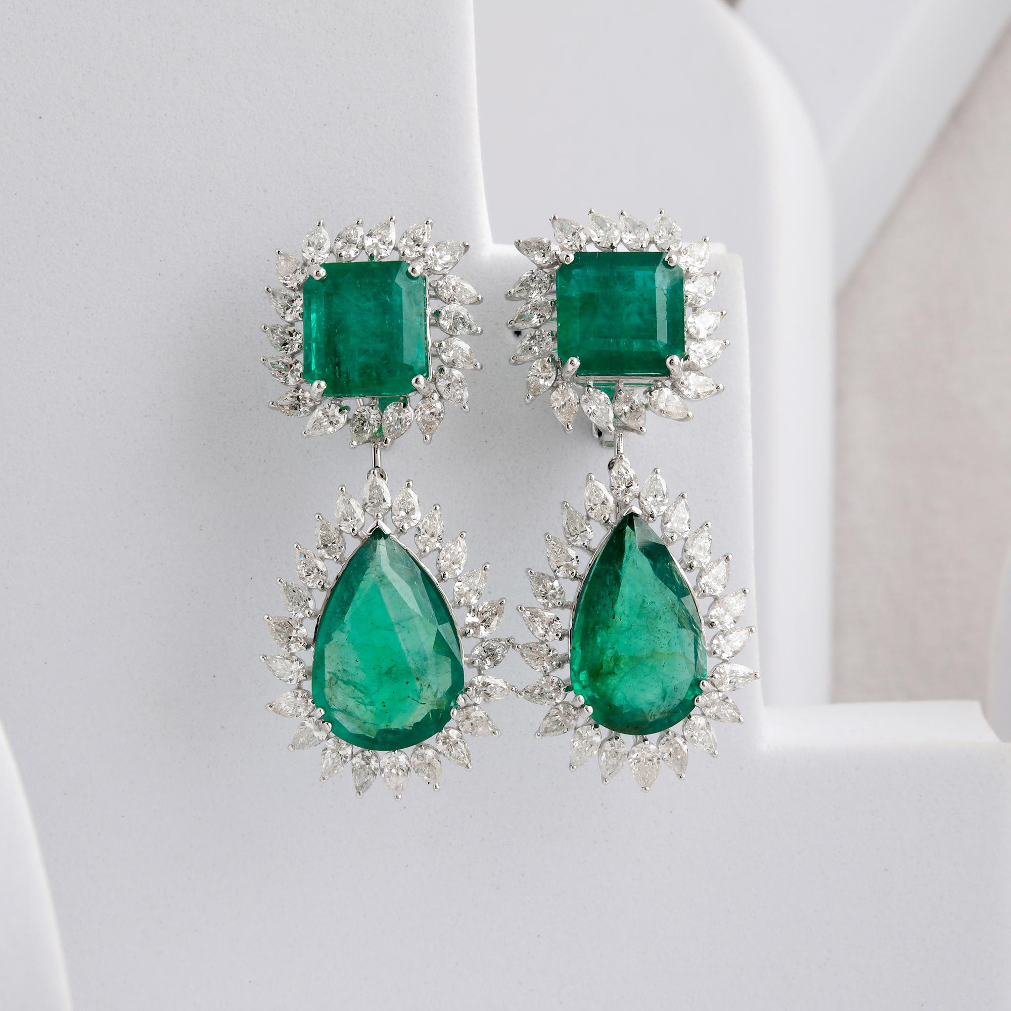 De las mujeres Pendientes de gota de diamante esmeralda de Zambia con certificado HRD de 26,74 ct y halo de oro blanco de 14k en venta