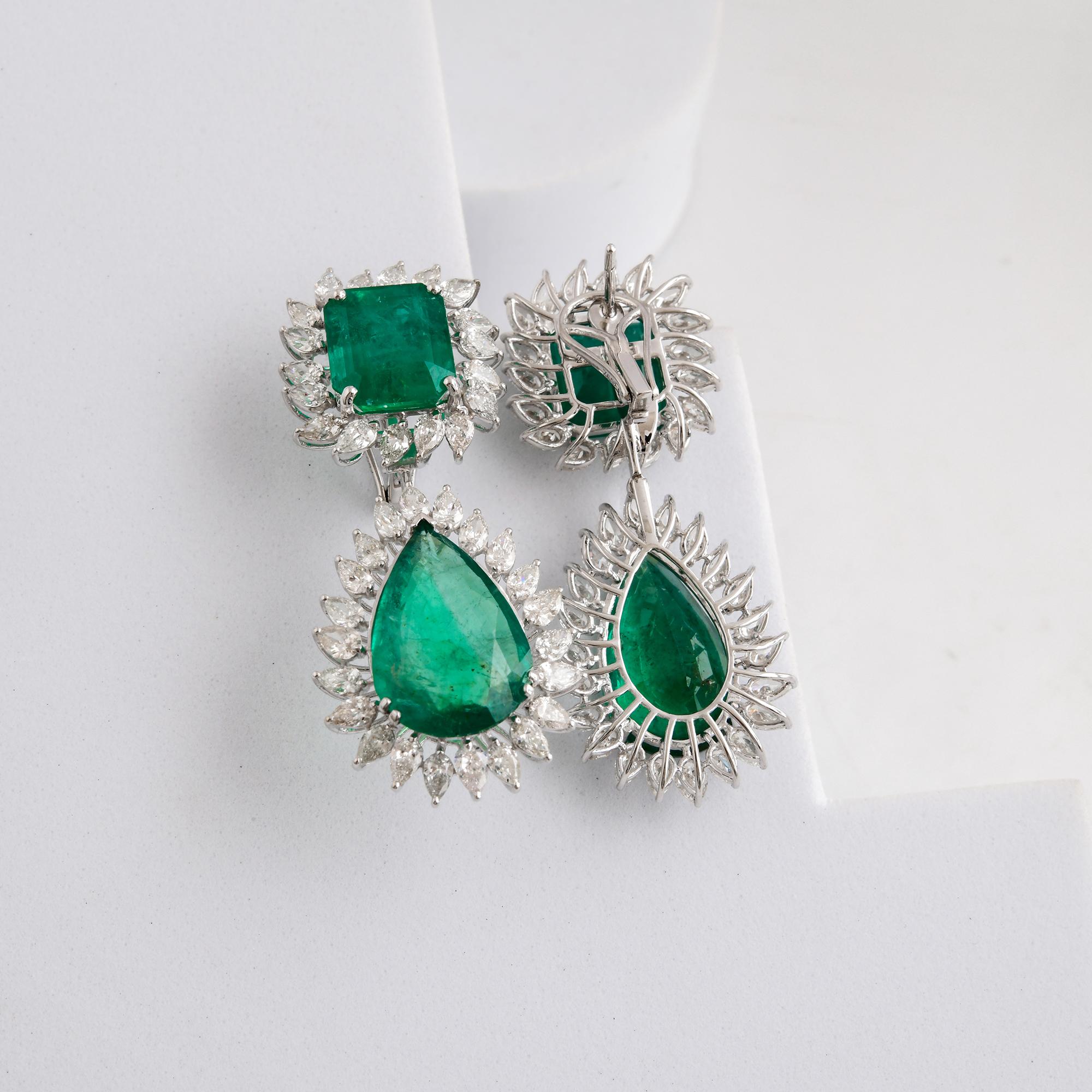 Pendientes de gota de diamante esmeralda de Zambia con certificado HRD de 26,74 ct y halo de oro blanco de 14k en venta 1