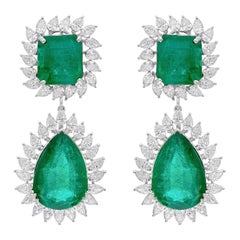 Pendientes de gota de diamante esmeralda de Zambia con certificado HRD de 26,74 ct y halo de oro blanco de 14k