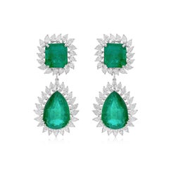Pendientes de gota de diamante esmeralda de Zambia con certificado HRD de 26,74 ct y halo de oro blanco de 18k