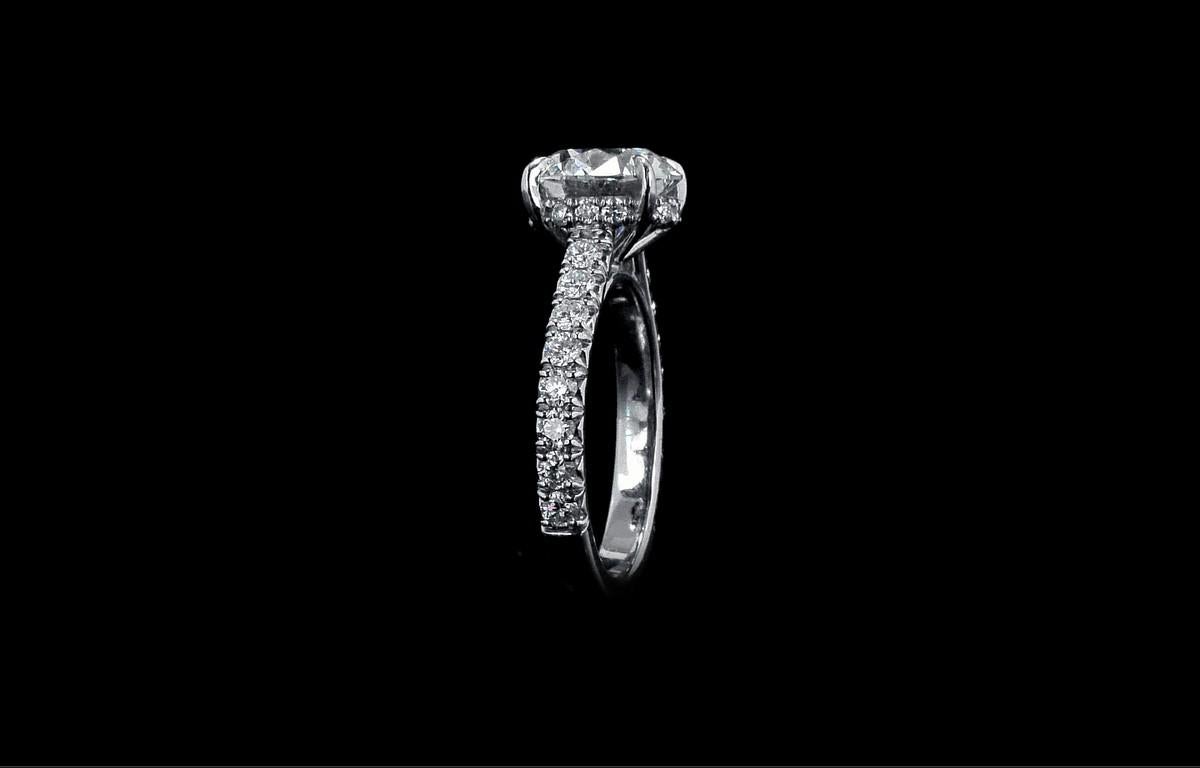 Taglio rotondo HRD Certificato 3.03 Ct. Anello con diamante rotondo e aureola nascosta in vendita