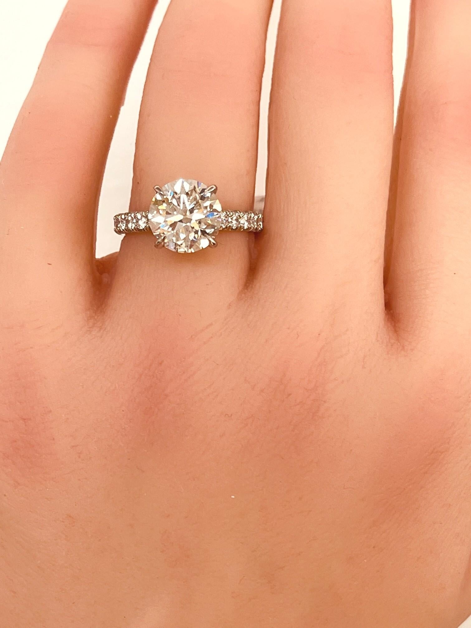 Donna HRD Certificato 3.03 Ct. Anello con diamante rotondo e aureola nascosta in vendita