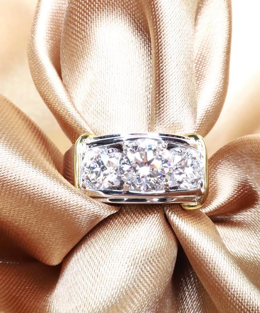 Un exquisito anillo con tres piedras de diamantes de diseño contemporáneo, de estilo elegante y refinado.
Eleva tu belleza atemporal y añade un toque de sofisticación y encanto a tu persona.
Impresionante anillo con 1 diamante redondo brillante de