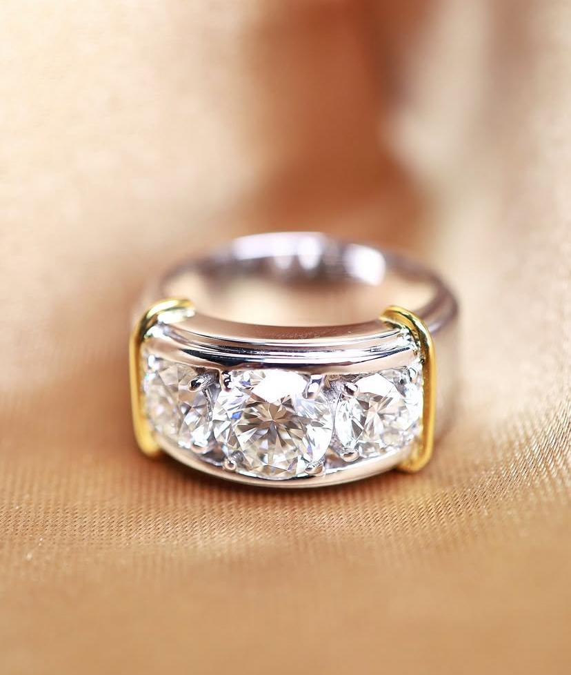 HRD Certificado 4.00 Quilates Diamantes Forma Redonda Oro 18K  Anillo de tres piedras Corte redondo en venta