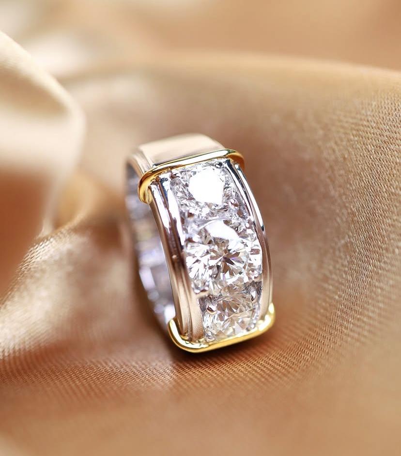 HRD Certificado 4.00 Quilates Diamantes Forma Redonda Oro 18K  Anillo de tres piedras en Nuevo estado para la venta en Massafra, IT