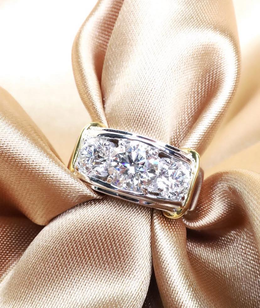 Femenino o masculino HRD Certificado 4.00 Quilates Diamantes Forma Redonda Oro 18K  Anillo de tres piedras en venta