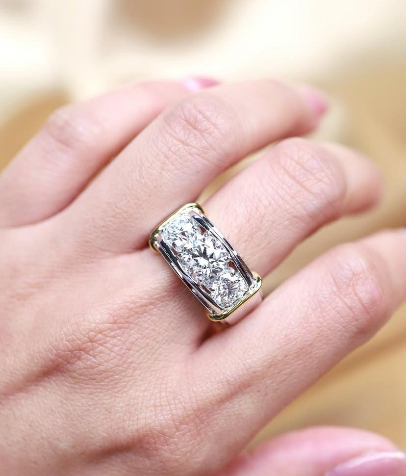 HRD Certificado 4.00 Quilates Diamantes Forma Redonda Oro 18K  Anillo de tres piedras en venta 1