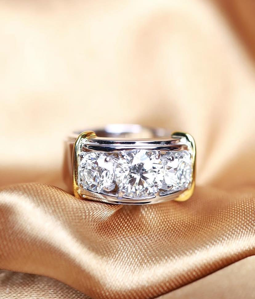 HRD Certificado 4.00 Quilates Diamantes Forma Redonda Oro 18K  Anillo de tres piedras en venta 2