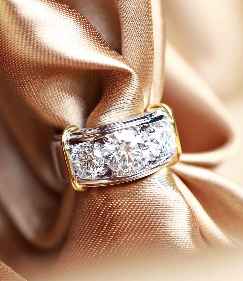 HRD Certificado 4.00 Quilates Diamantes Forma Redonda Oro 18K  Anillo de tres piedras en venta 3