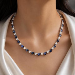 HRD-zertifizierte Halskette aus 18-karätigem Weißgold mit einem blauen Saphir (42,2 Karat) und einem Diamanten (8,1 Karat)