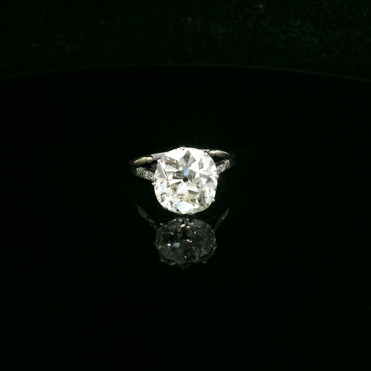 Amazing and very detailed solitaire ring, early 20th century. 

A stunning antique platinum solitaire ring featuring a certified 5.01 Carats old mine diamond ( HRD certificate: L color - Vs1 clarity) in a claw setting. 

The ring is set with 3 old