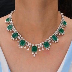 HRD Certified 58.73 Ct Emerald 28 Ct Diamond Wedding Necklace Oro bianco 18 carati