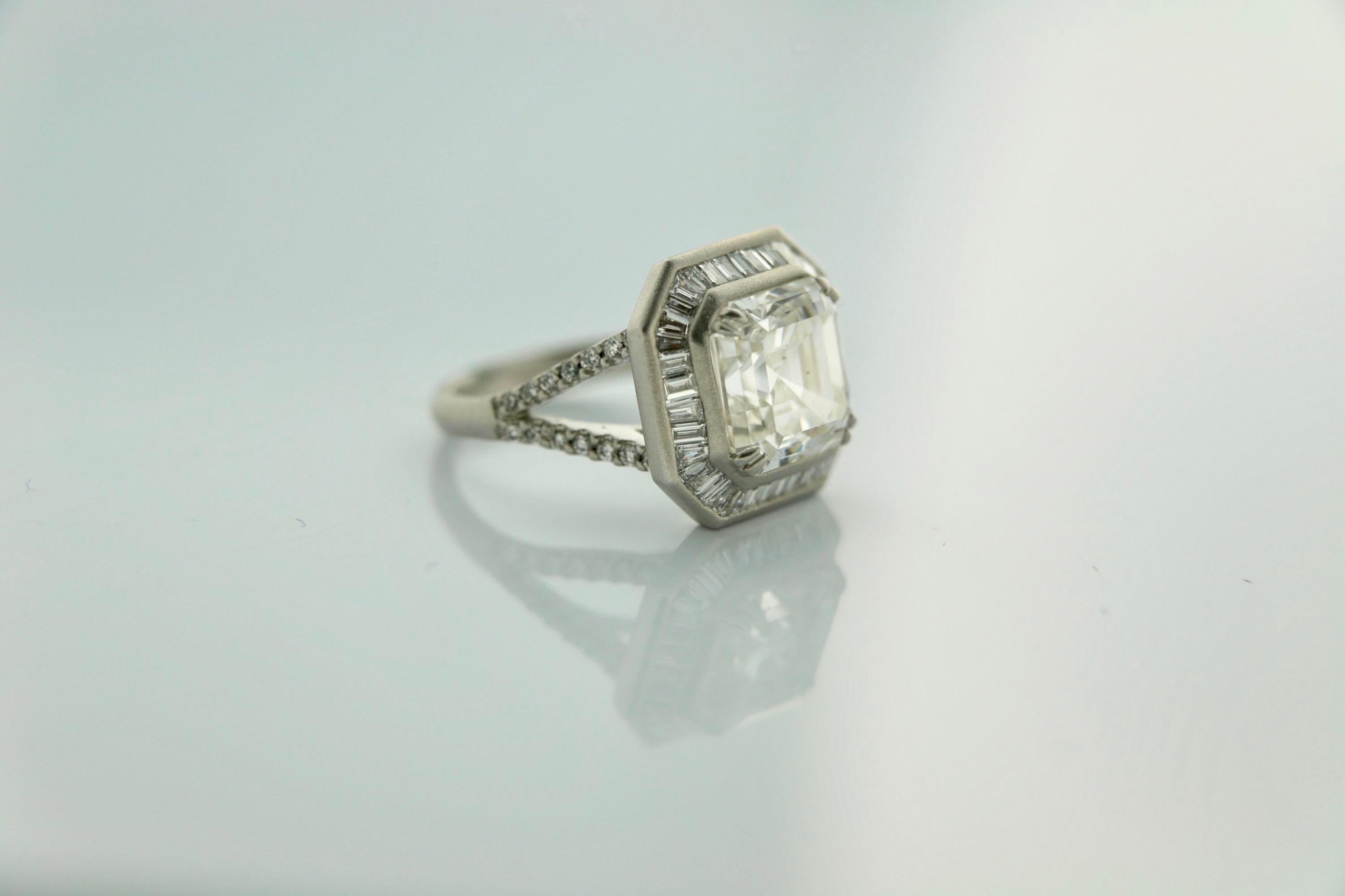 Dieser spektakuläre Diamantring mit Asscher-Schliff sieht aus wie pures, funkelndes Eis und ist ein einzigartiger Ring. Entworfen von Moguldiam Inc mit einer maßgeschneiderten Montage in 18 k weißem satiniertem Gold, seine schöne Mitte Asscher