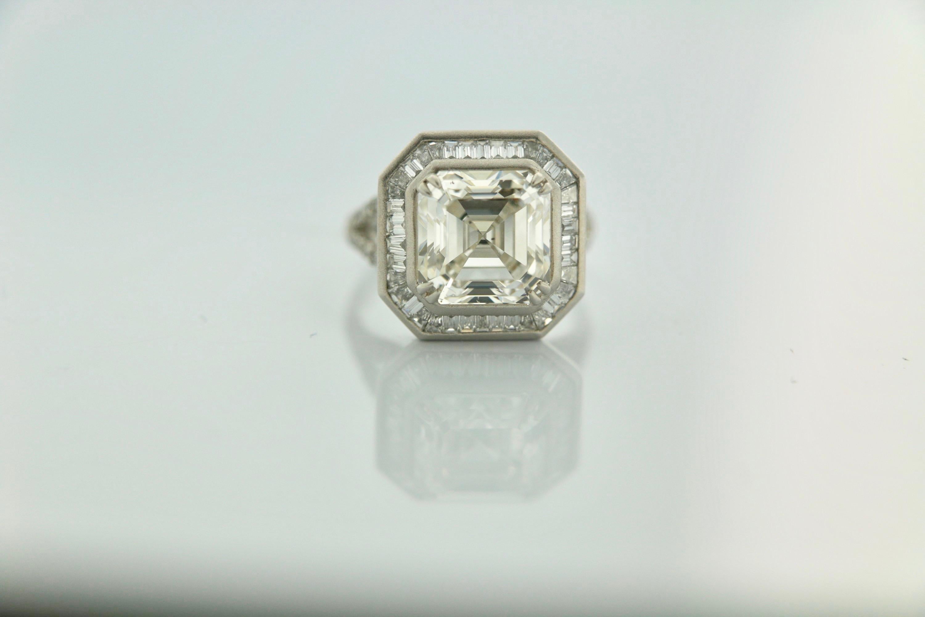 HRD-zertifizierter 6,90 Karat weißer Diamantring mit Asscher-Schliff und Baguette-Diamant in 18 K.  (Zeitgenössisch)