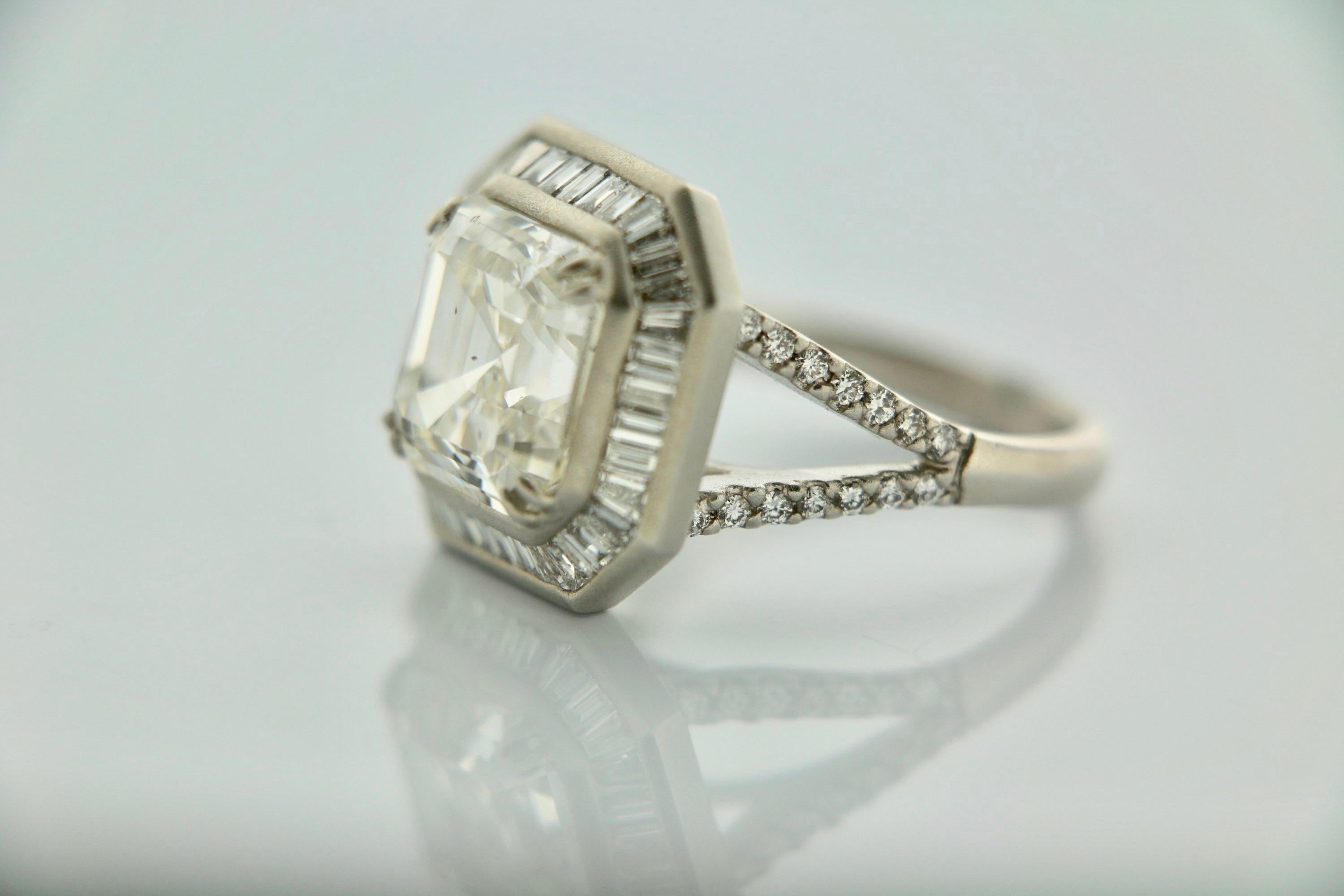 HRD-zertifizierter 6,90 Karat weißer Diamantring mit Asscher-Schliff und Baguette-Diamant in 18 K.  im Zustand „Neu“ in New York, NY