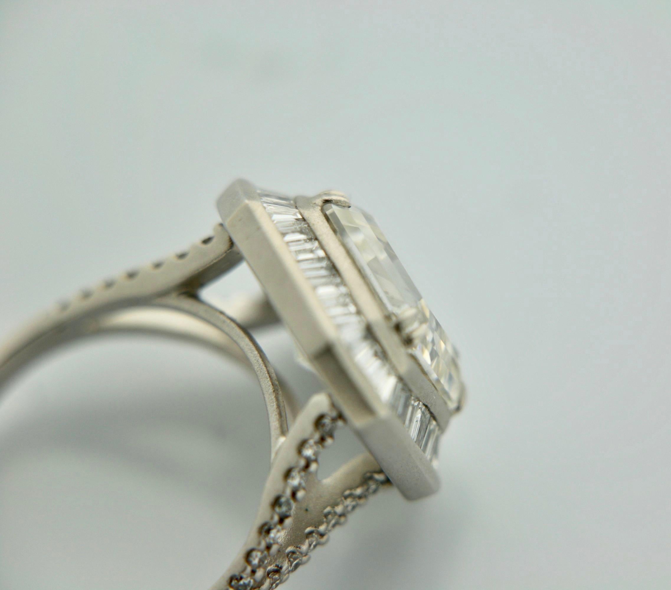 HRD-zertifizierter 6,90 Karat weißer Diamantring mit Asscher-Schliff und Baguette-Diamant in 18 K.  1