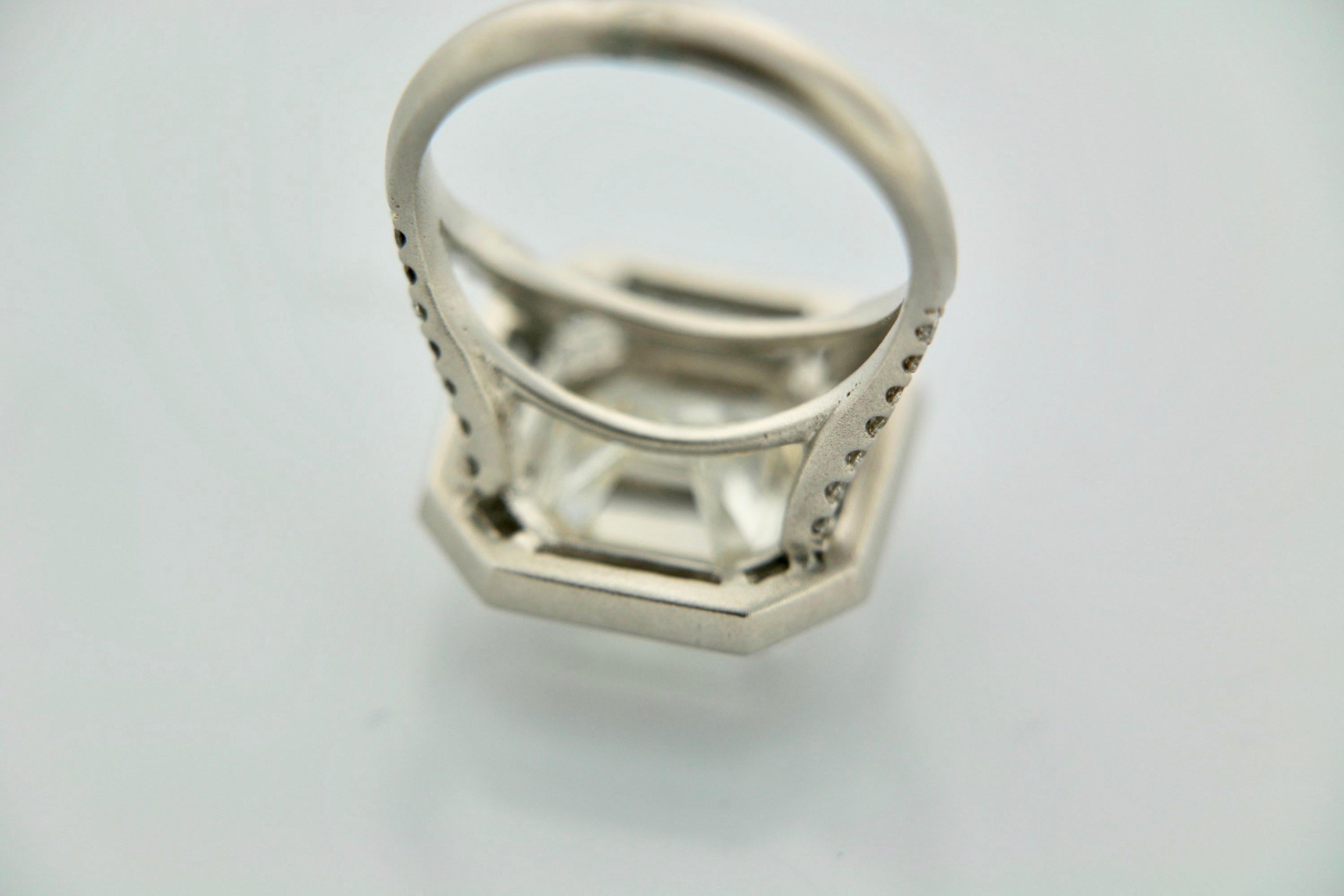 HRD-zertifizierter 6,90 Karat weißer Diamantring mit Asscher-Schliff und Baguette-Diamant in 18 K.  2