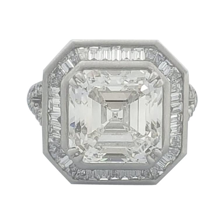 HRD-zertifizierter 6,90 Karat weißer Diamantring mit Asscher-Schliff und Baguette-Diamant in 18 K. 