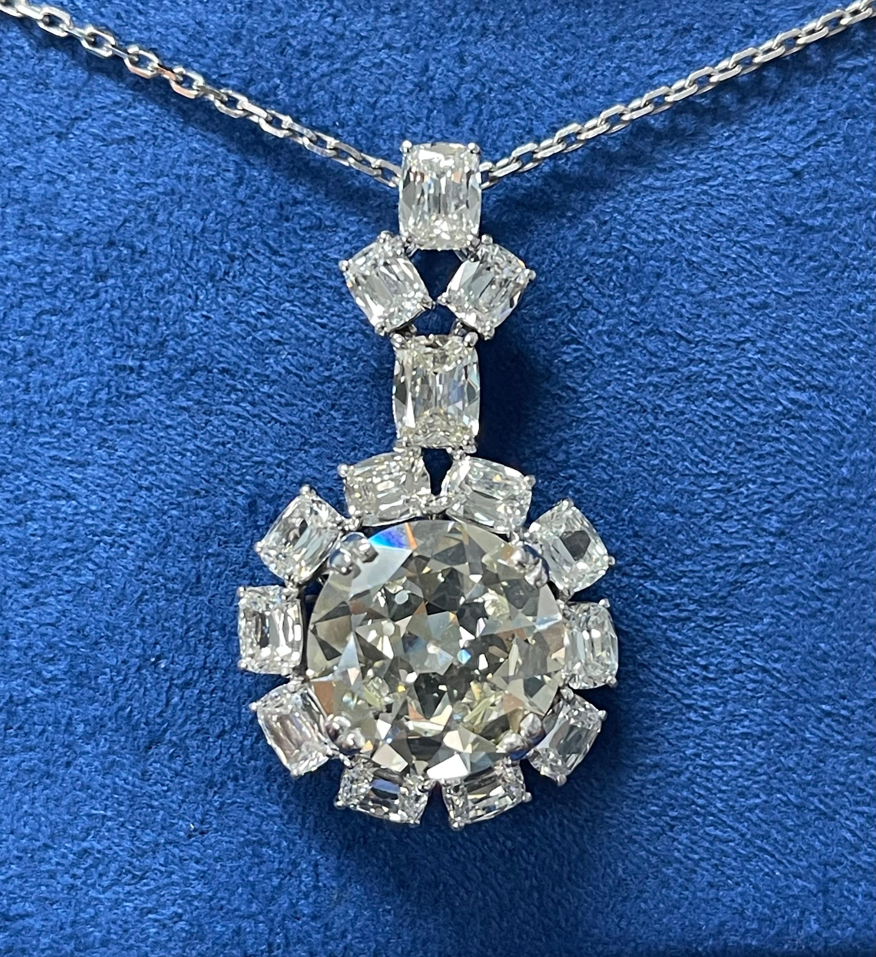 Eine seltene und unvergleichliche  Schönheit. Diese Halskette wurde mit atemberaubender Eleganz und Präzision entworfen und handgefertigt, um die einzigartige Schönheit des zentralen 10-Karat-Diamanten im Altminenschliff zu würdigen. 

Die Details
