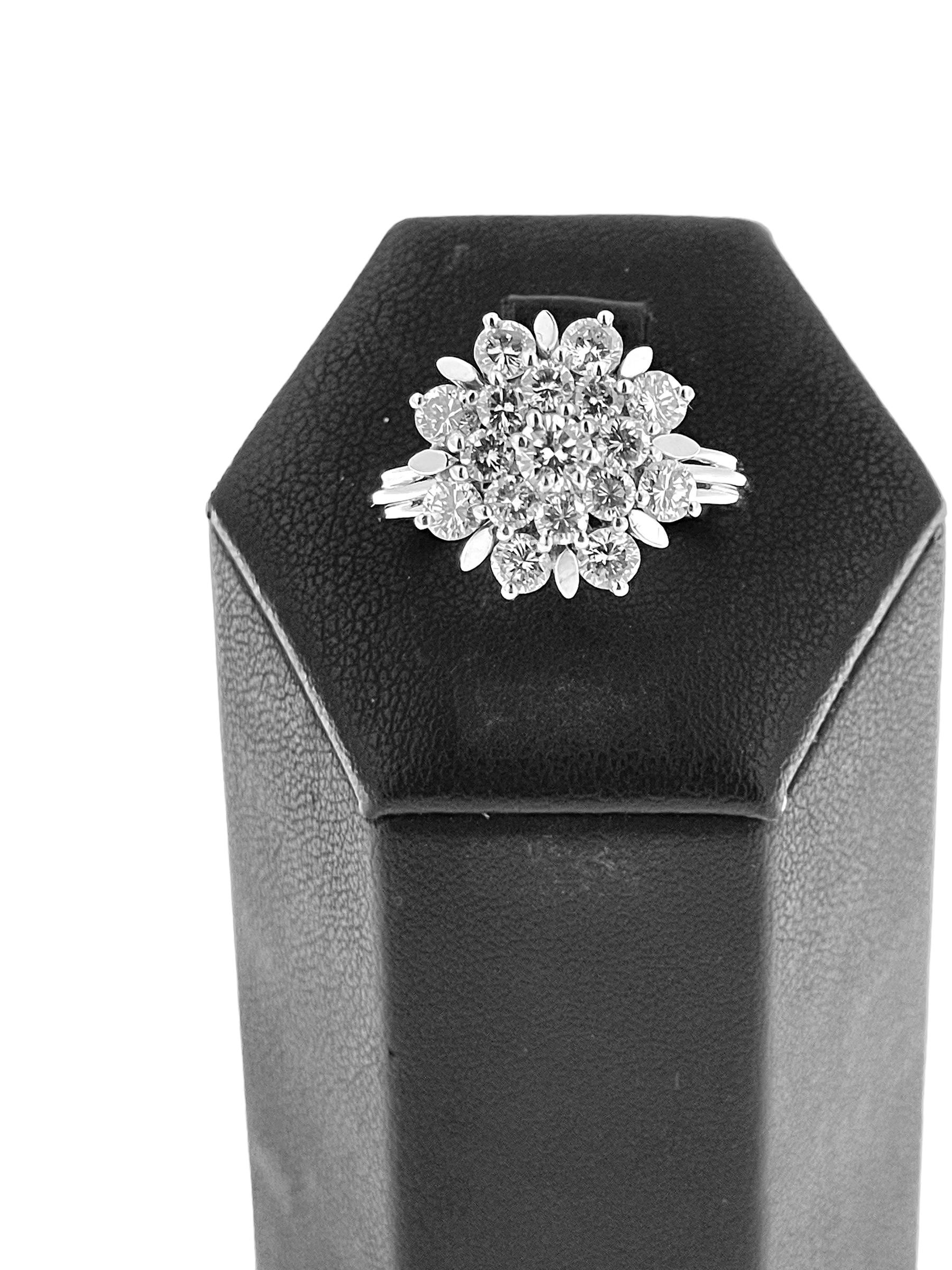 HRD Certified Daisy Ring White Gold with Diamonds In Good Condition For Sale In Esch sur Alzette, Esch-sur-Alzette