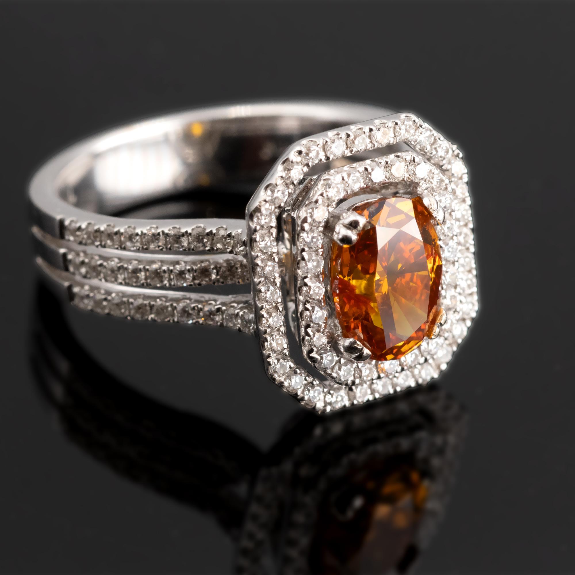 Ein natürlicher Fancy-Vivid-Diamant in Gelborange mit einem Gewicht von 1,34 Karat (HRD-zertifiziert), eingefasst in einen Ring mit doppeltem Halo aus Weißgold und 0,70 Karat weißen Diamanten.

Ring Größe 6½ (US) - 53 (EU)
