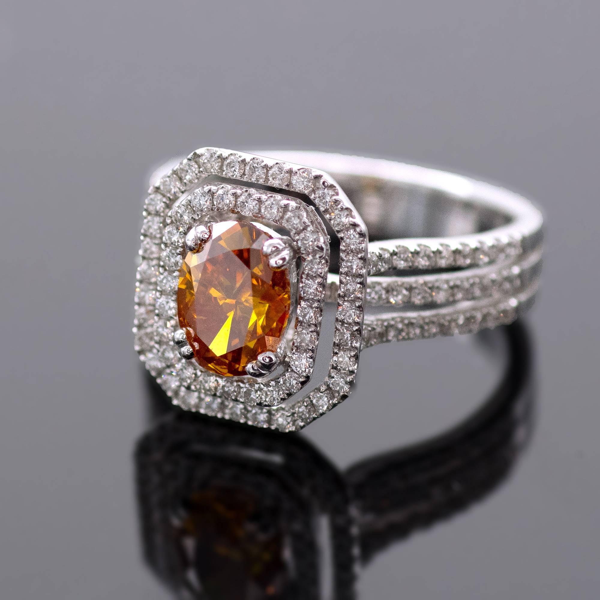 HRD Certified Fancy Vivid Yellowish Orange Diamant Verlobungsring Halo (Ovalschliff) im Angebot