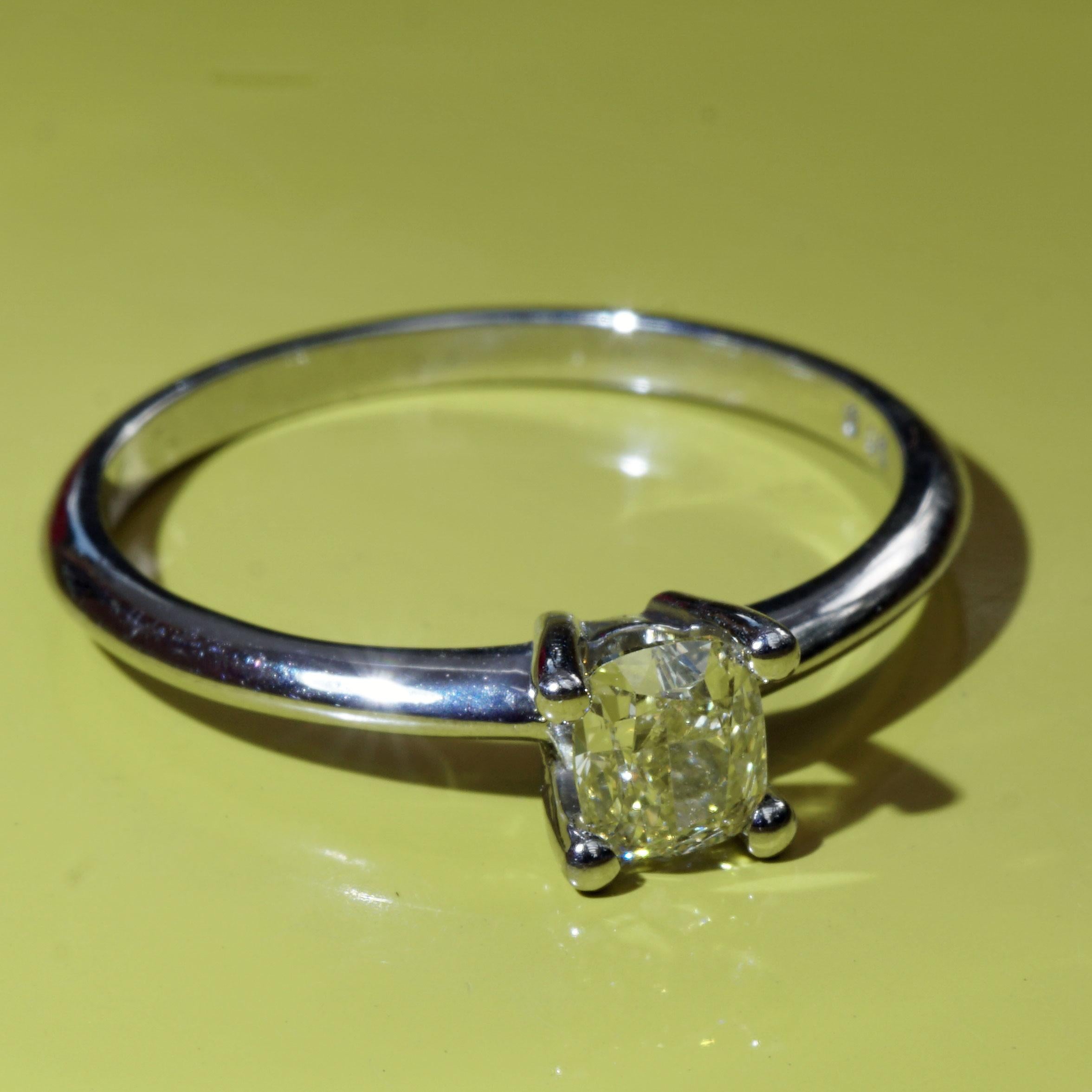 HRD Certified Fancy Yellow Diamond Ring 0.41ct VS Natural Color Made in Germany For Sale 2