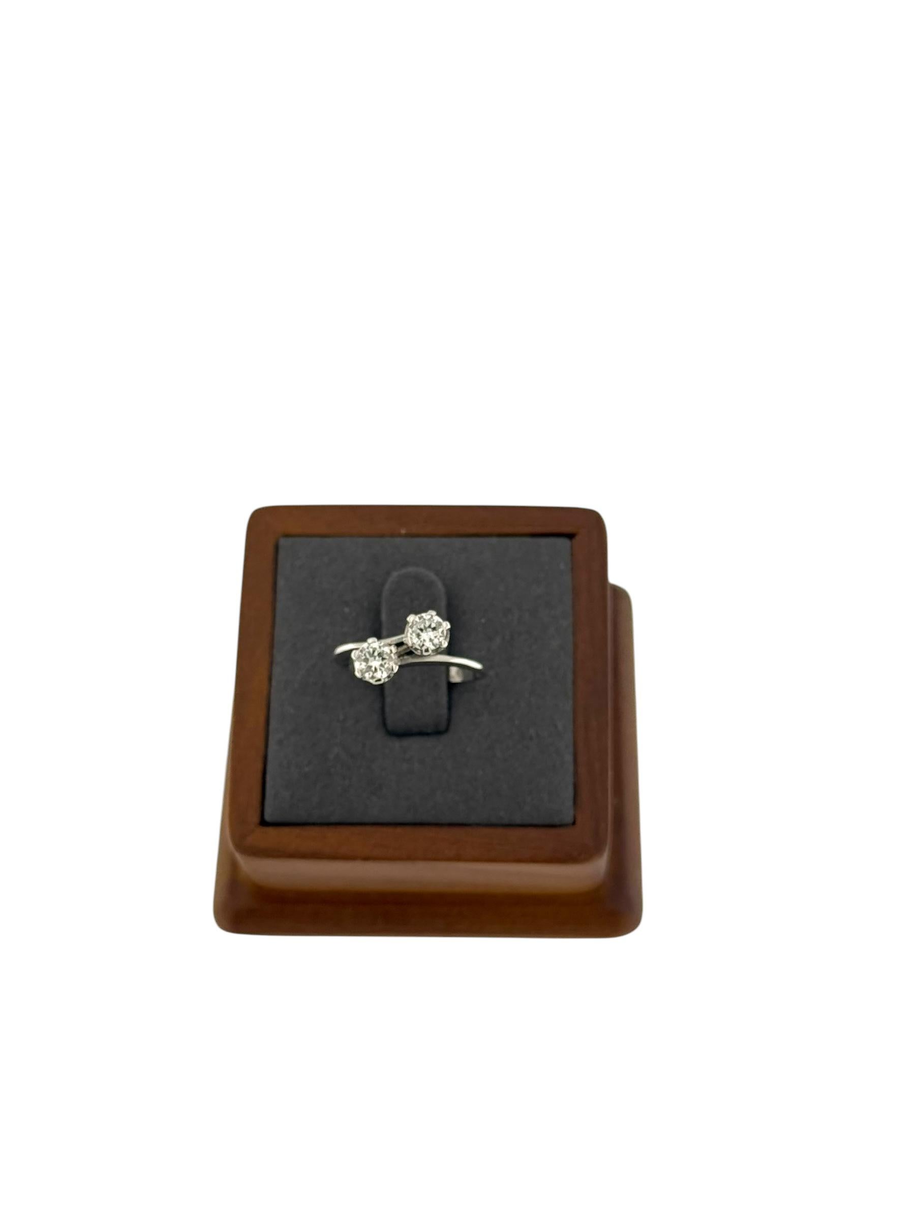 Bague rétro certifiée HRD en or blanc avec diamants naturels en vente 5