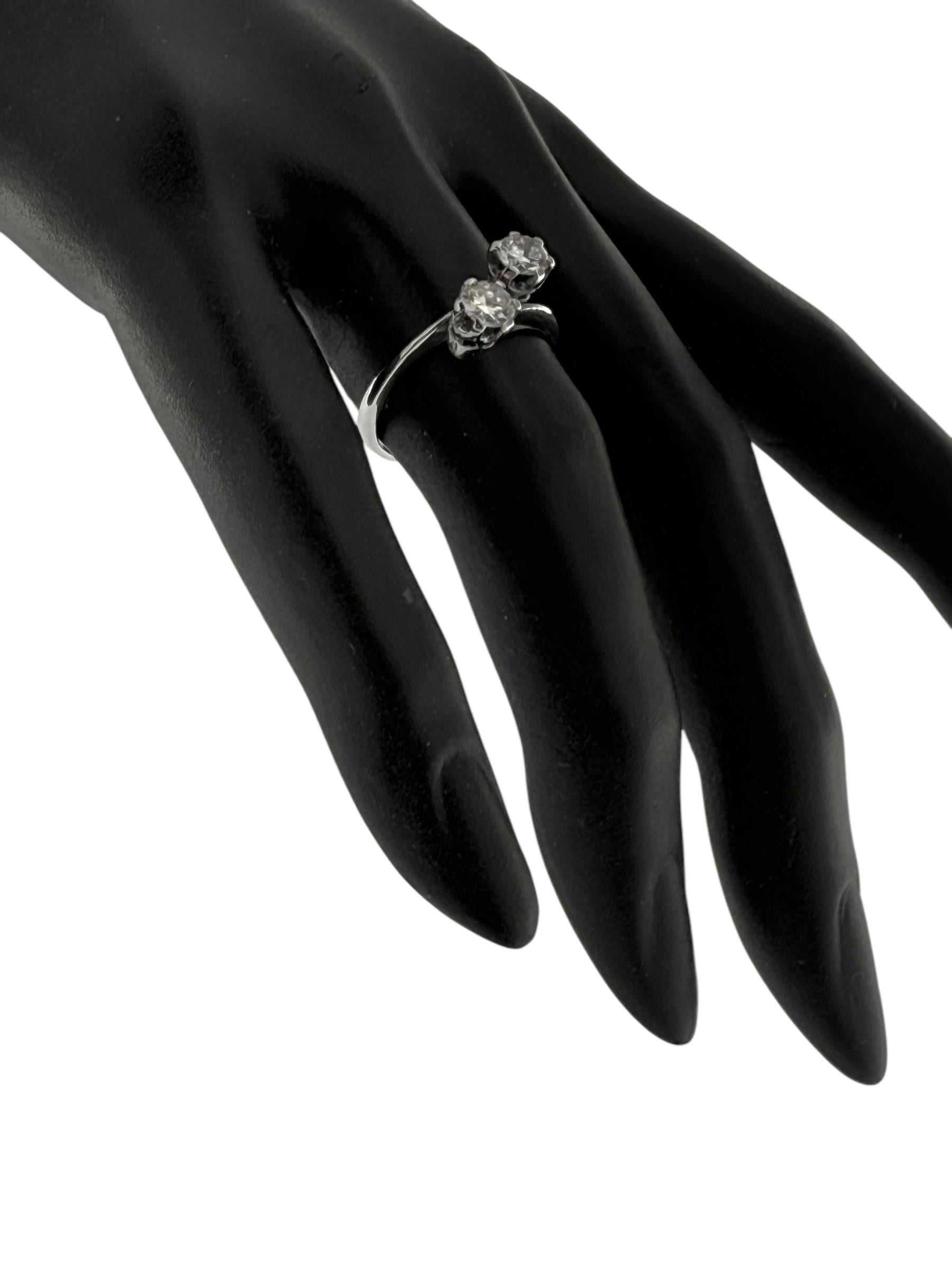 Bague rétro certifiée HRD en or blanc avec diamants naturels en vente 8