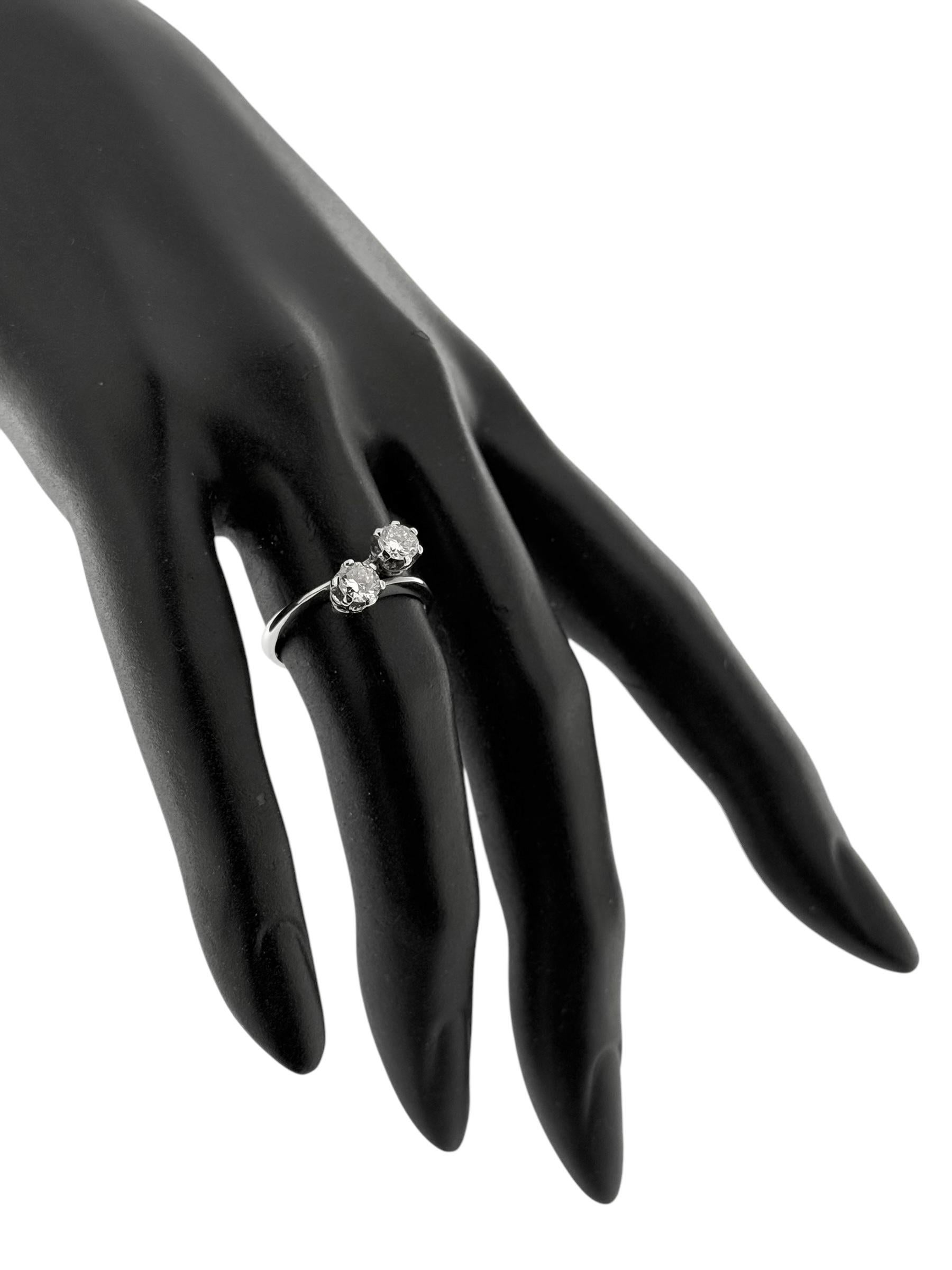 Bague rétro certifiée HRD en or blanc avec diamants naturels en vente 9