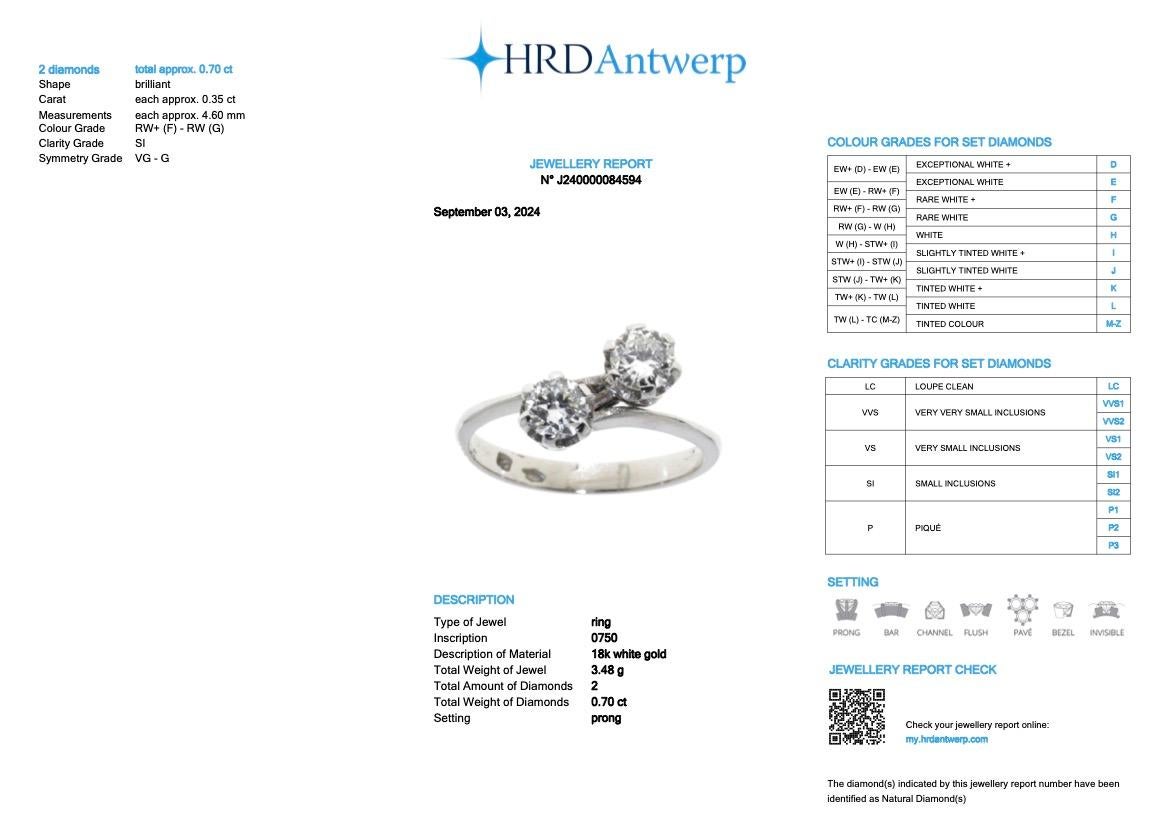 Anneau supérieur : largeur : 1.1cm , hauteur : 0.7cm

Embrassez le charme de l'élégance vintage avec cette exquise bague en or blanc rétro certifiée HRD, véritable témoignage de l'artisanat italien et d'un design intemporel. Dotée de deux