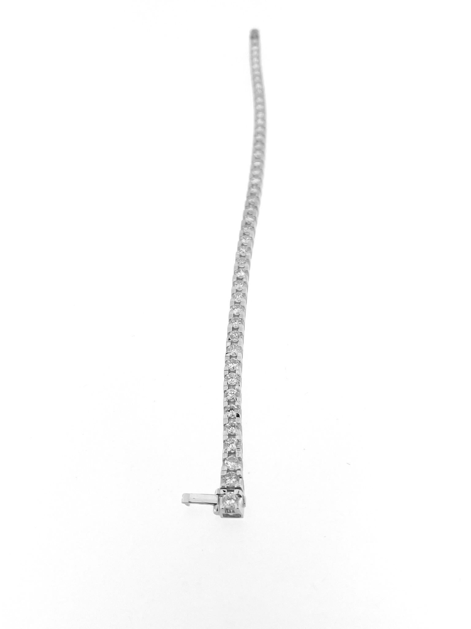 HRD-zertifiziertes Tennisarmband aus Weißgold mit 5,60 Karat Diamanten (Brillantschliff) im Angebot