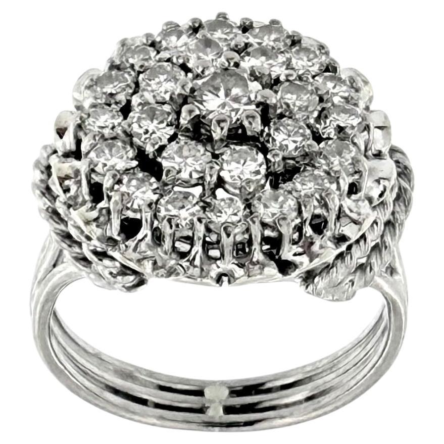 Bague cocktail vintage certifiée HRD en or blanc 18 carats et diamants en vente