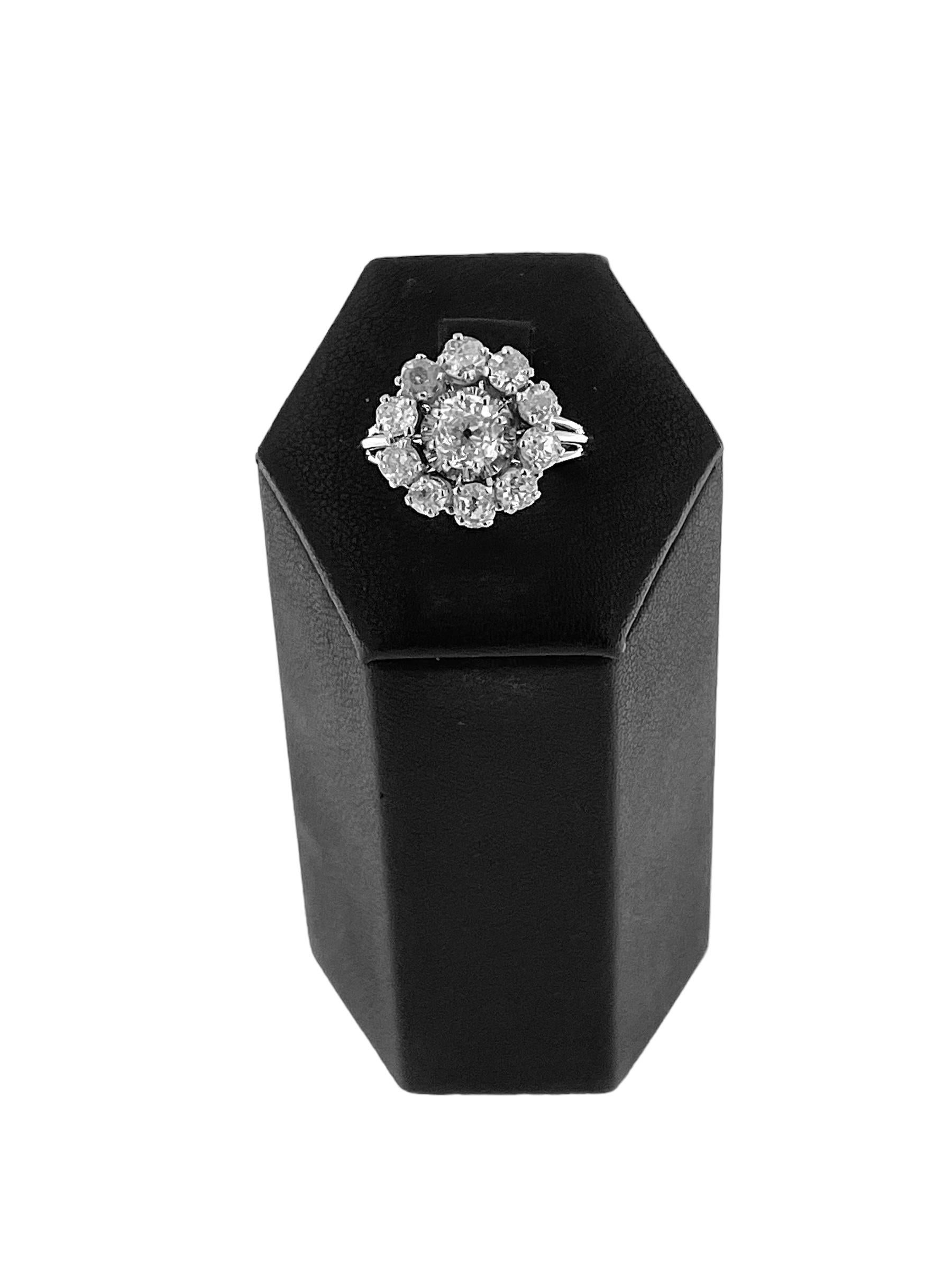 HRD Certified White Gold Cocktail Ring with Diamonds In Good Condition For Sale In Esch sur Alzette, Esch-sur-Alzette